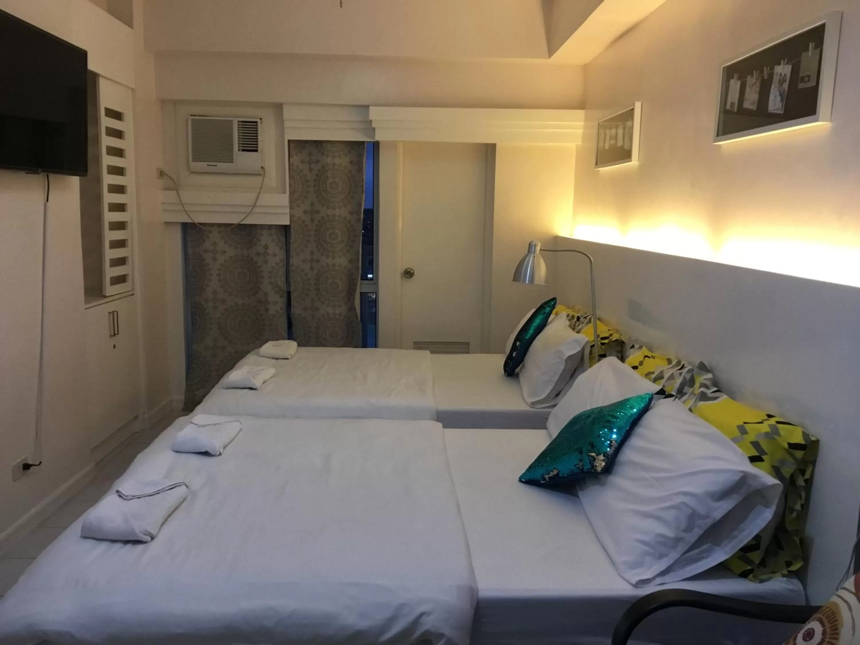 Bed in Condo with Free Swimming Pool & Viewing Deck