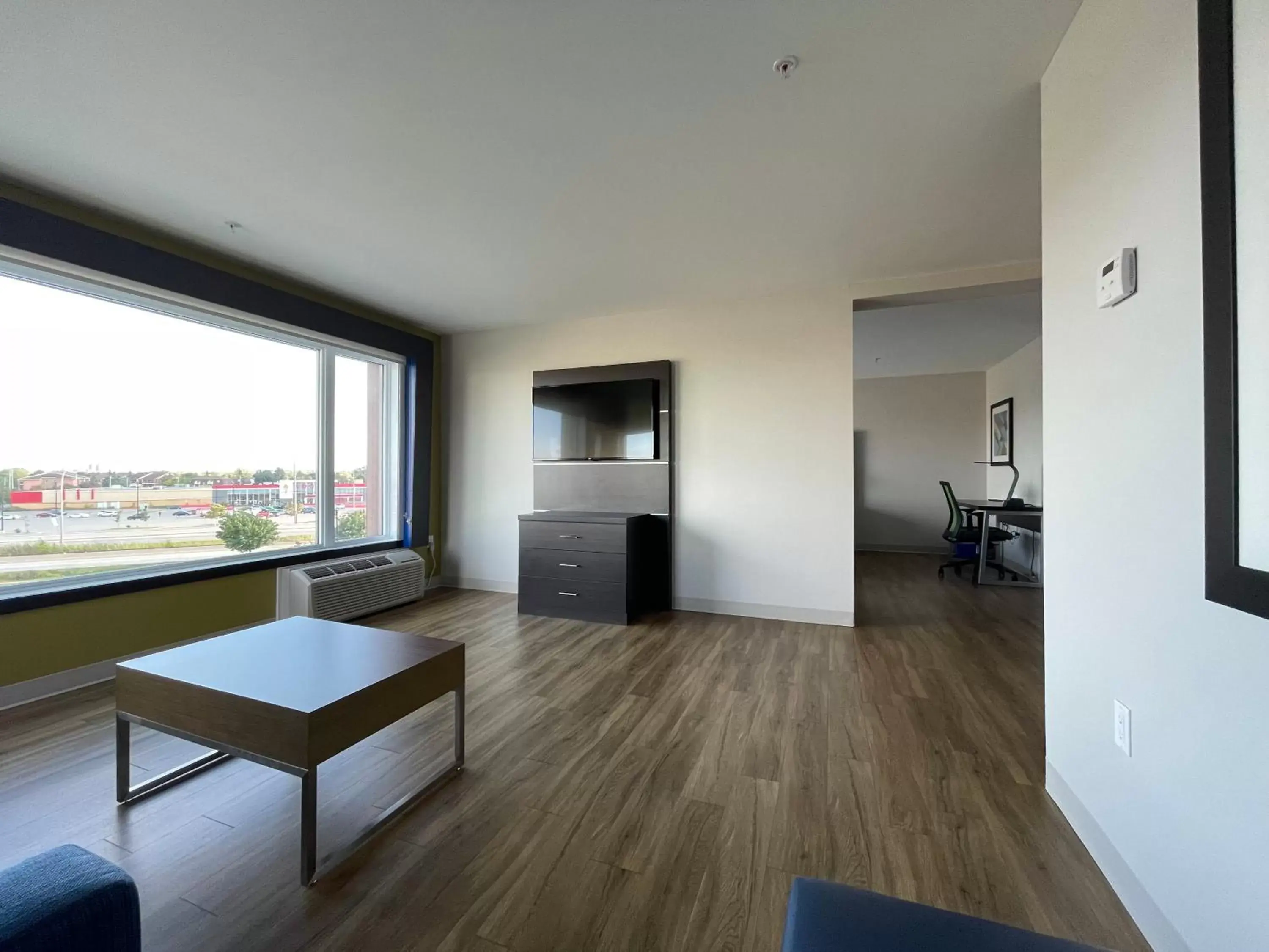 Living room, Seating Area in Holiday Inn Express & Suites - Gatineau - Ottawa, an IHG Hotel