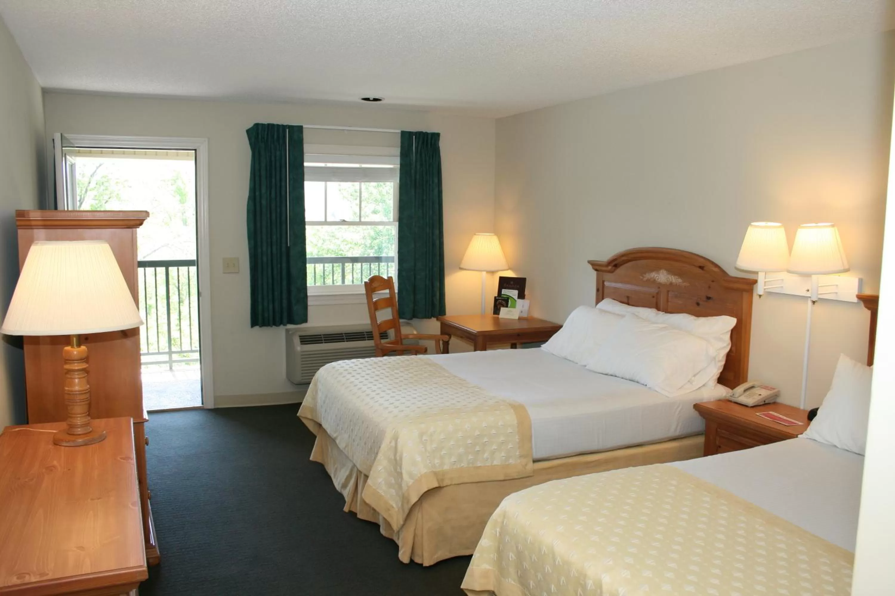 Bedroom, Bed in Lake Chatuge Lodge