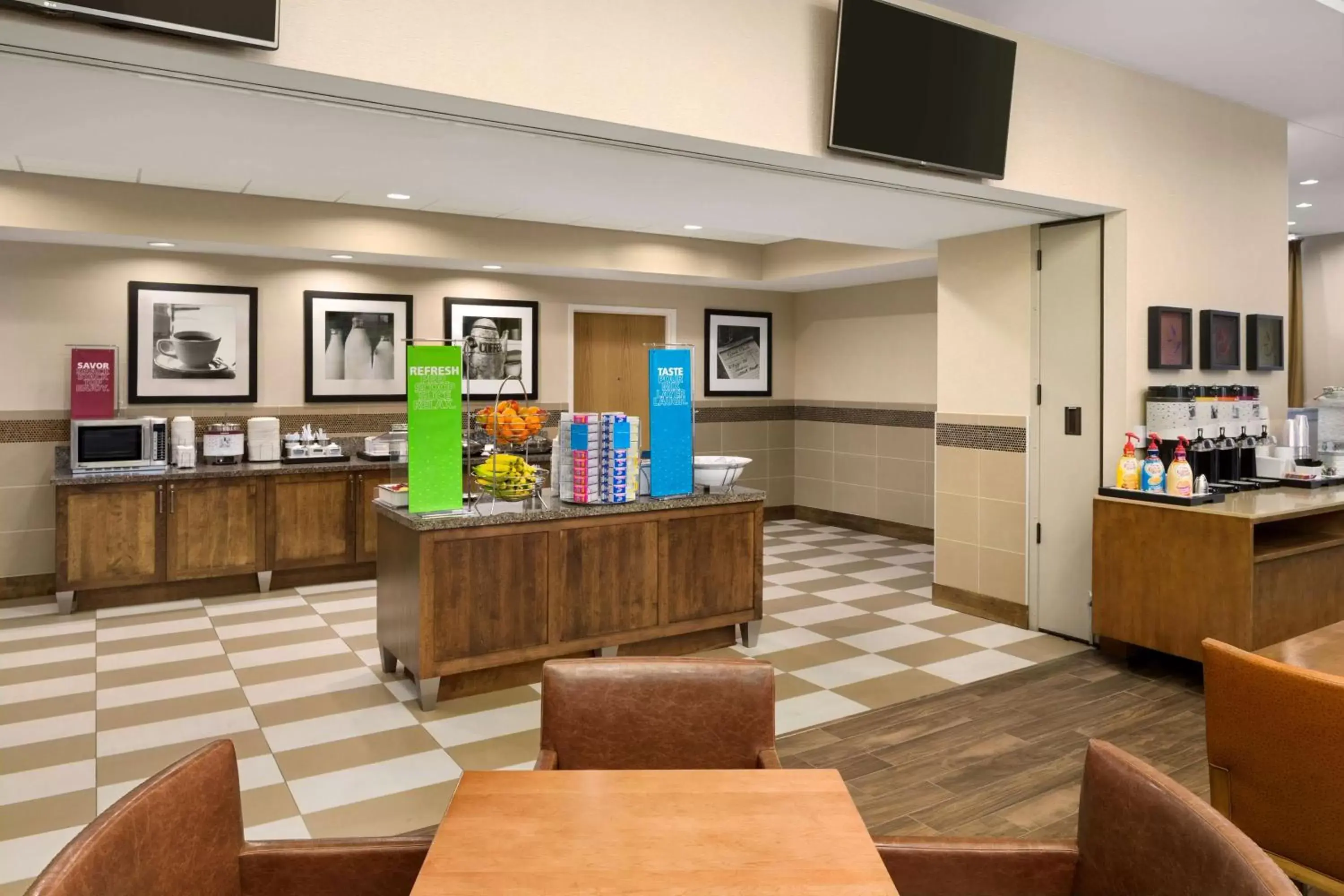 Breakfast, Lobby/Reception in Hampton Inn and Suites Clayton/St. Louis-Galleria Area