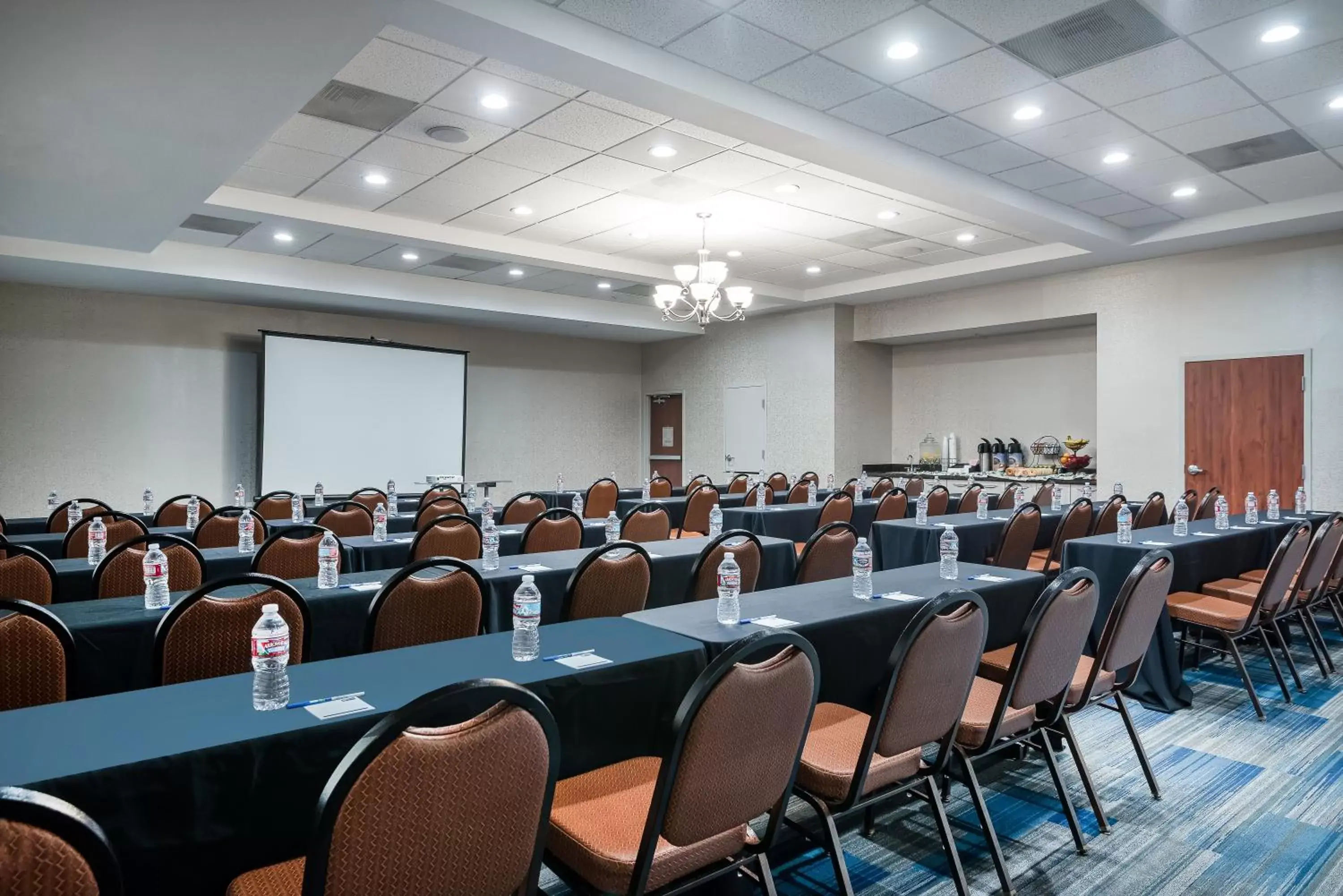 Meeting/conference room in Holiday Inn Express Ontario, an IHG Hotel