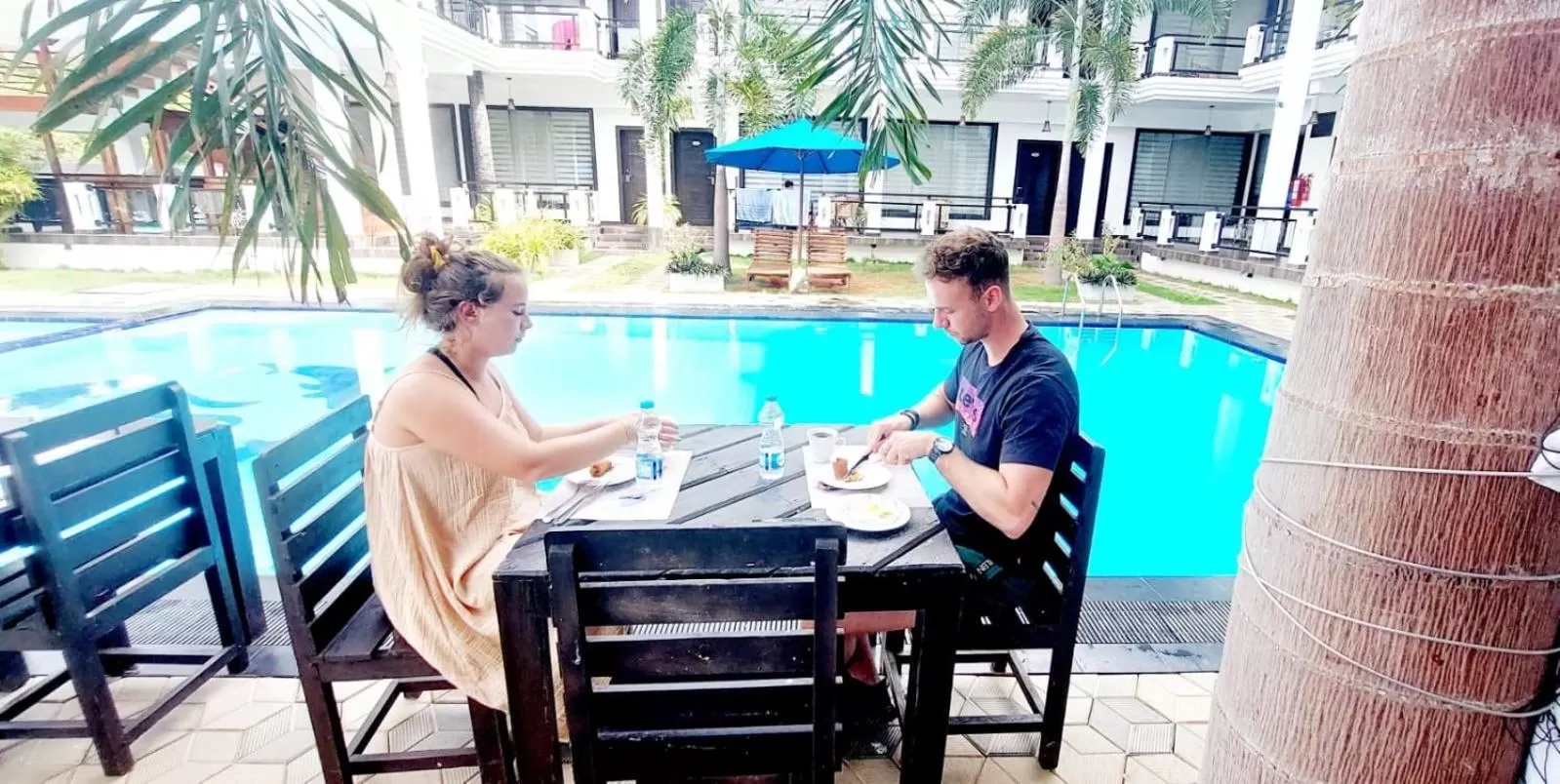 Restaurant/places to eat in J7 Villaj Resort