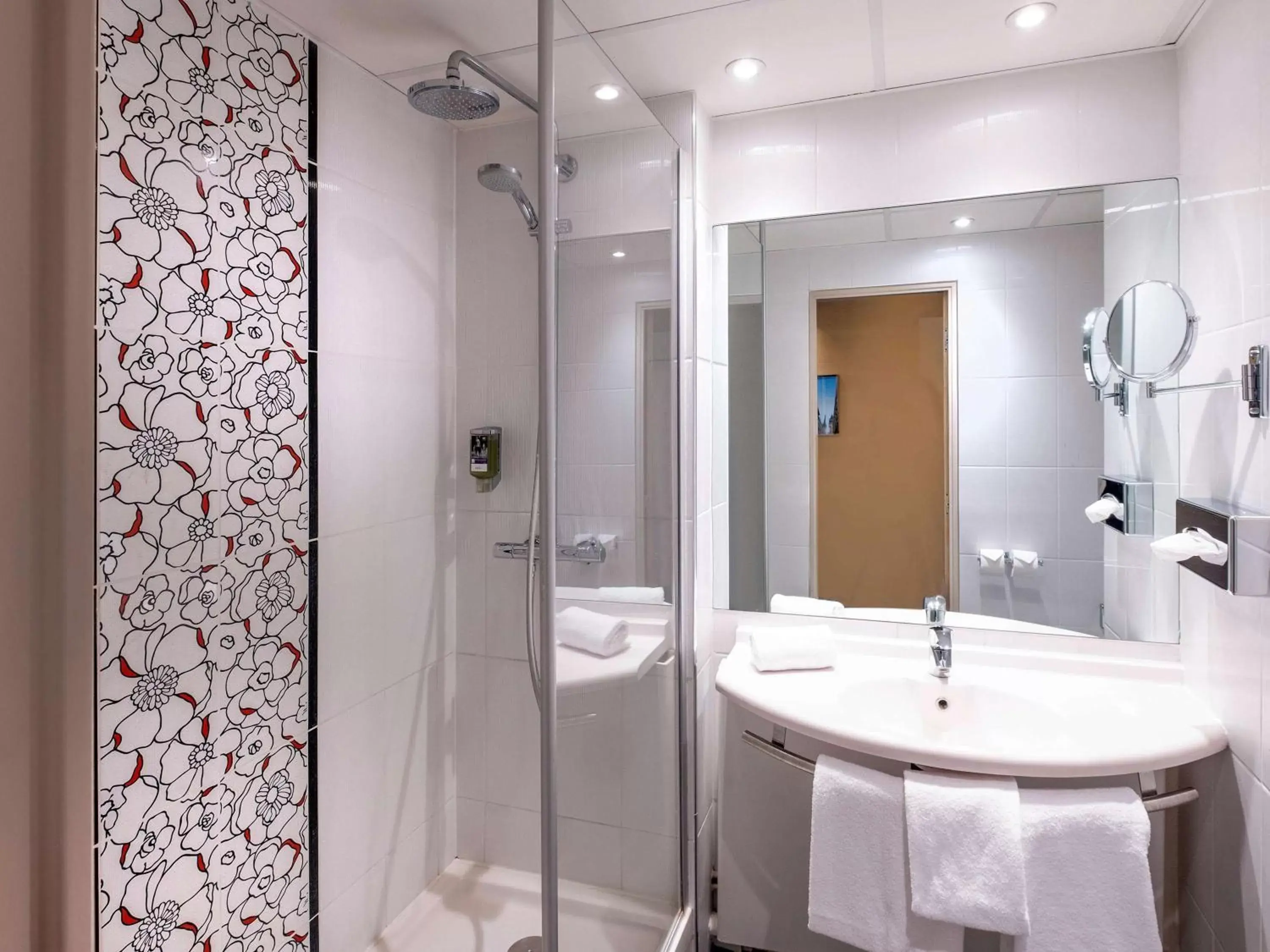 Photo of the whole room, Bathroom in Mercure Rouen Centre Champ de Mars