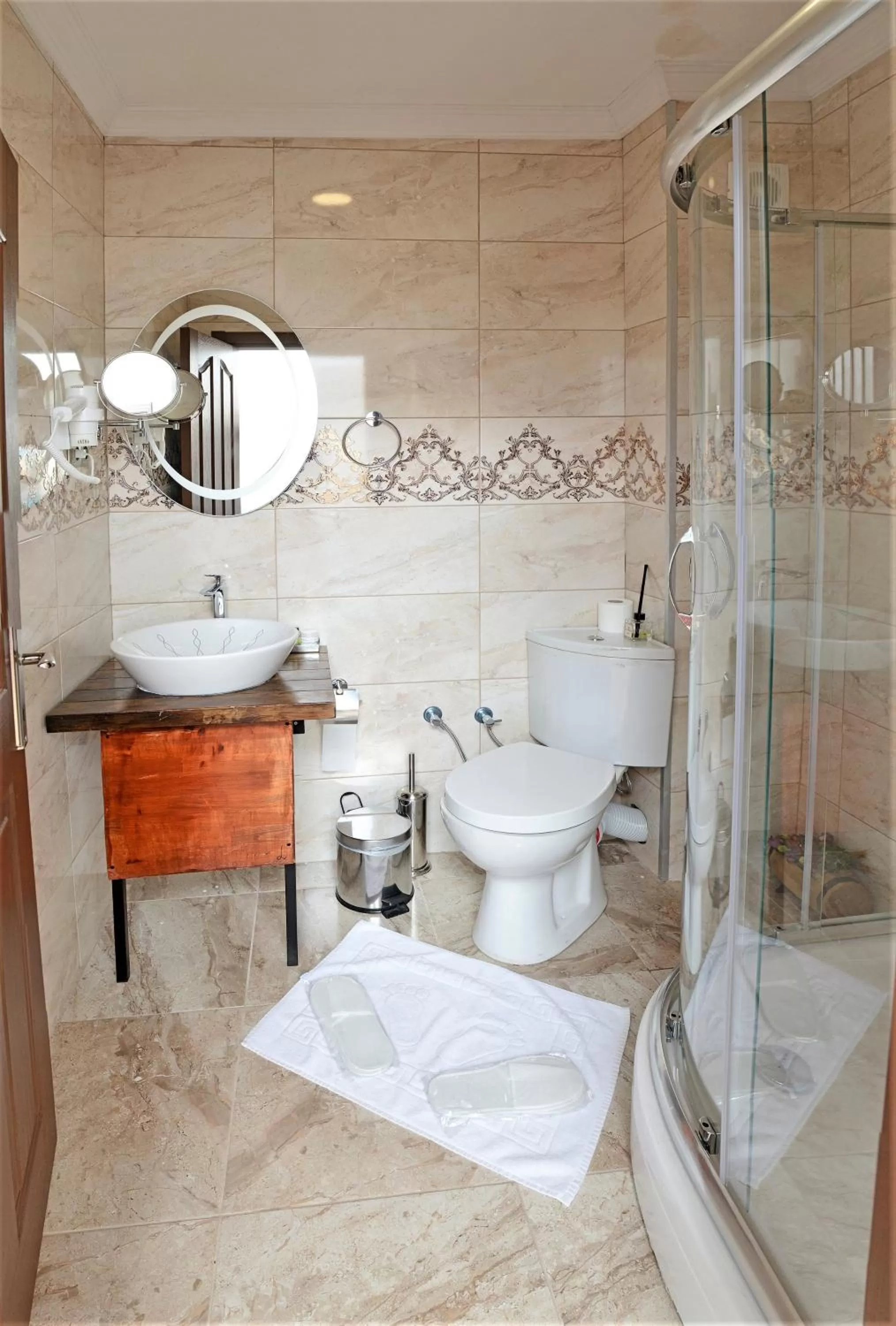 Shower in Sphendon Hotel