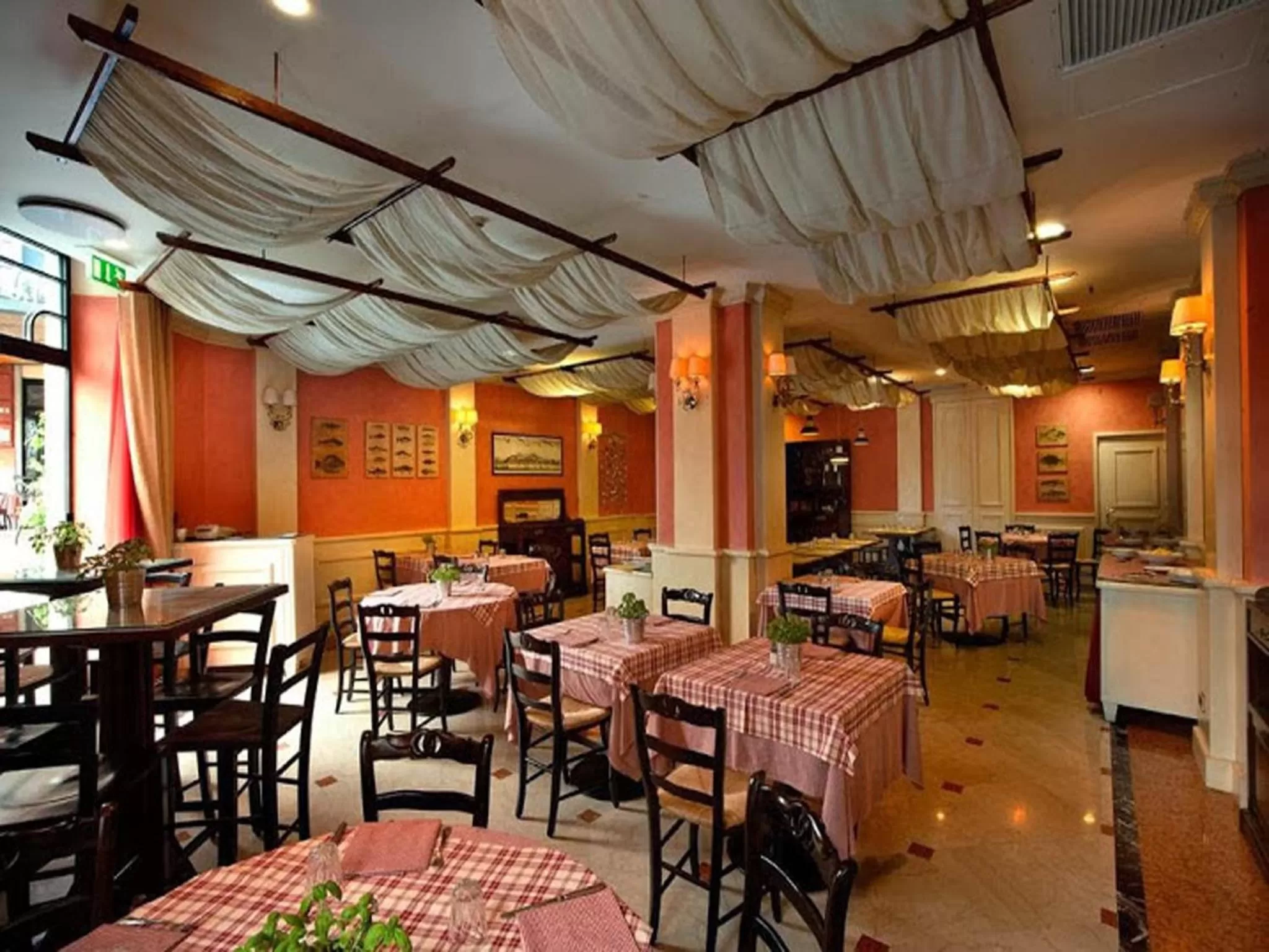 Restaurant/places to eat in Hotel Continental Genova