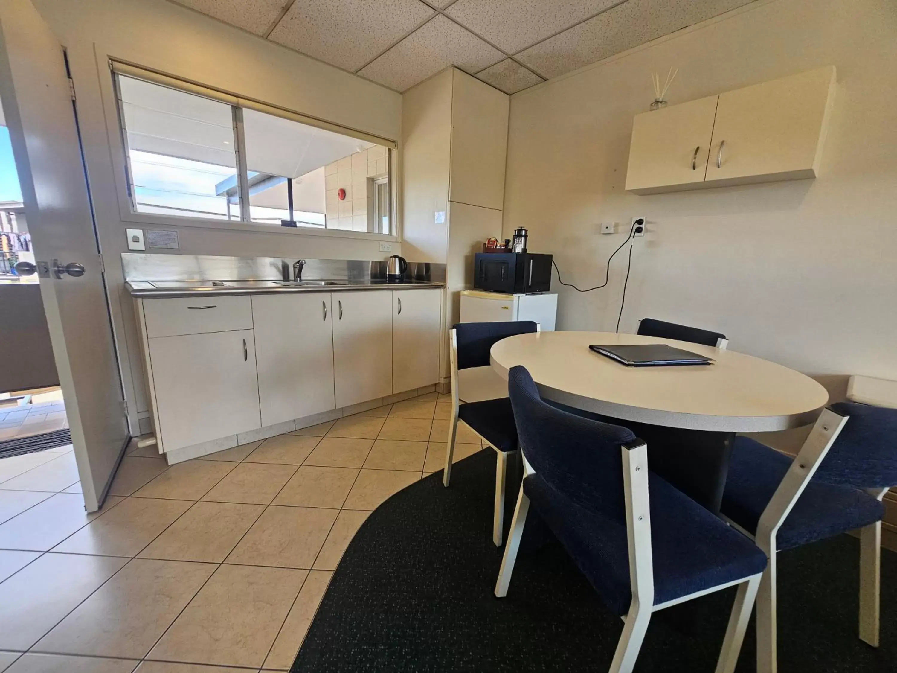 kitchen, Kitchen/Kitchenette in Tui Oaks Motel