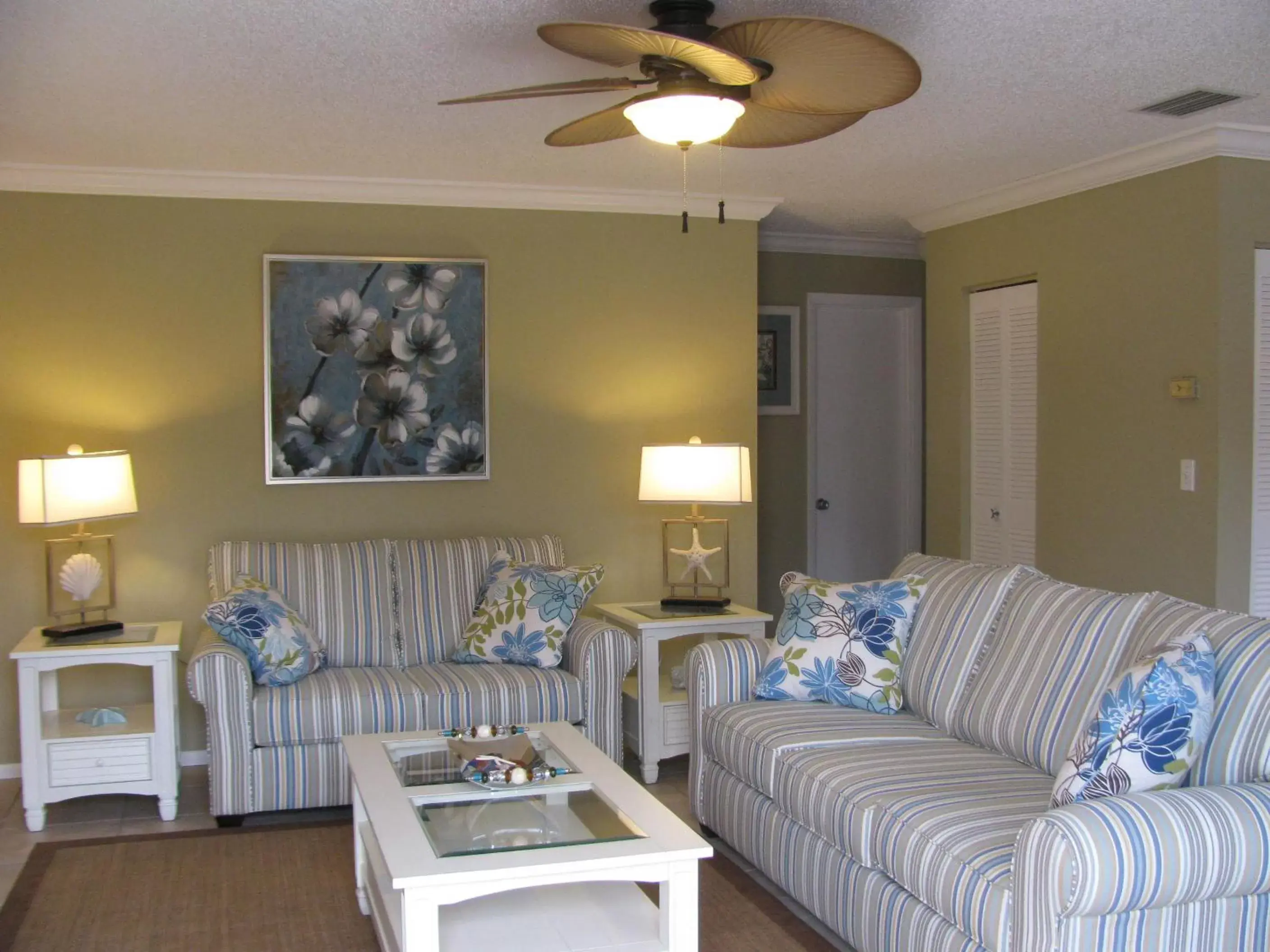 Living room, Seating Area in Queens Gate Resort