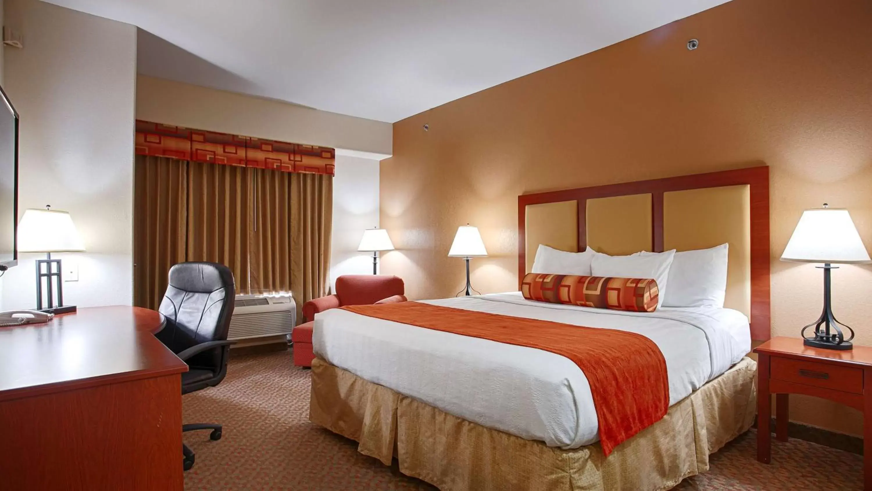 Photo of the whole room, Bed in Best Western Plus Waxahachie Inn & Suites