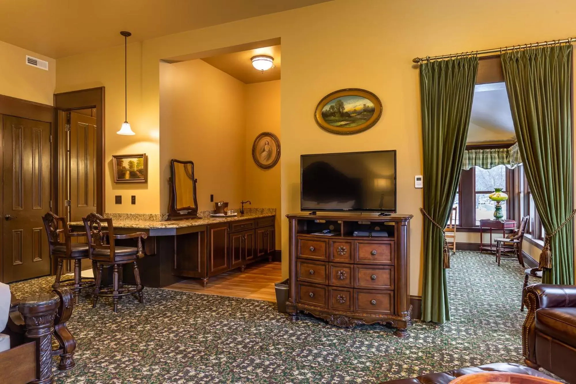 TV and multimedia, TV/Entertainment Center in Steele Mansion Inn & Gathering Hub