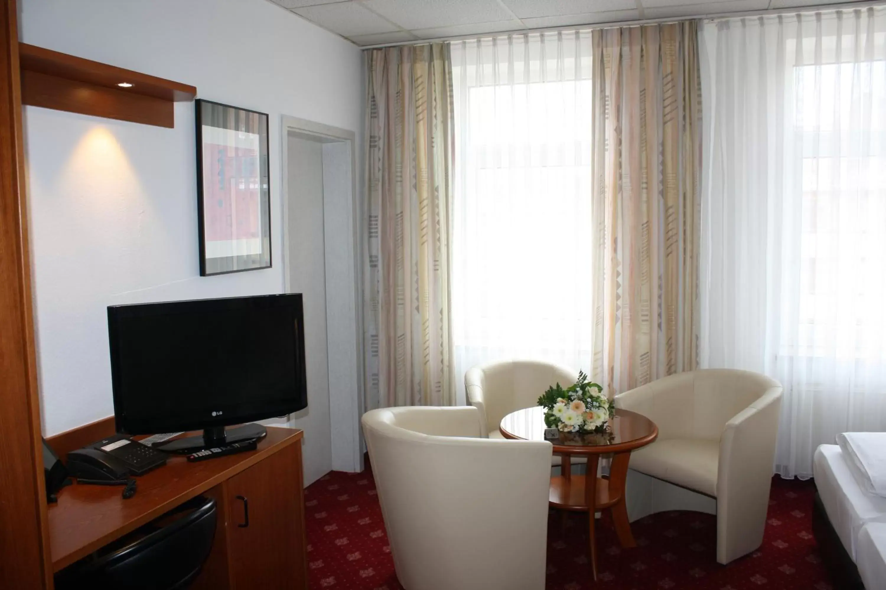 Photo of the whole room, TV/Entertainment Center in Hotel Berlin