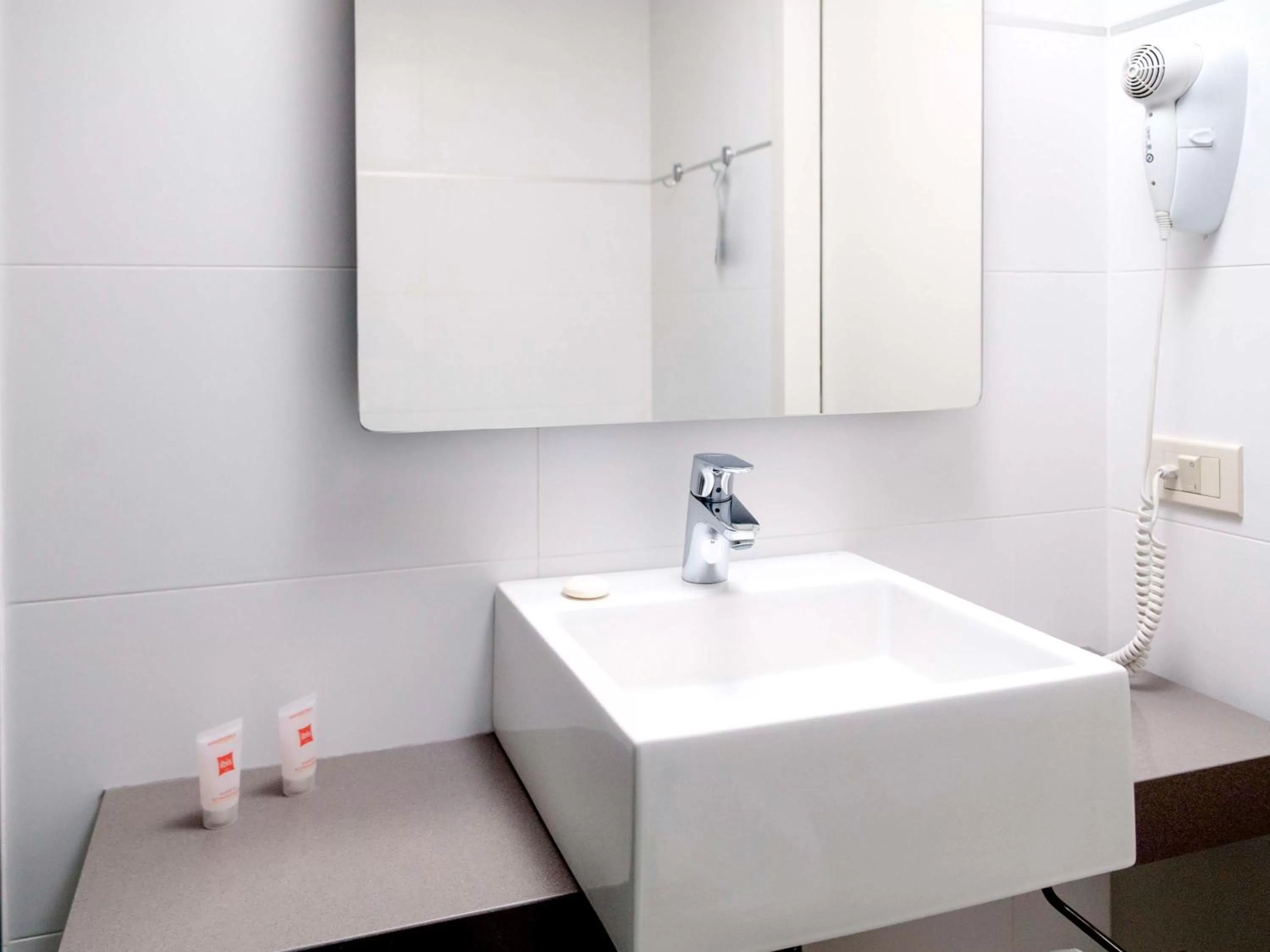 Twin Room in ibis Montevideo Rambla