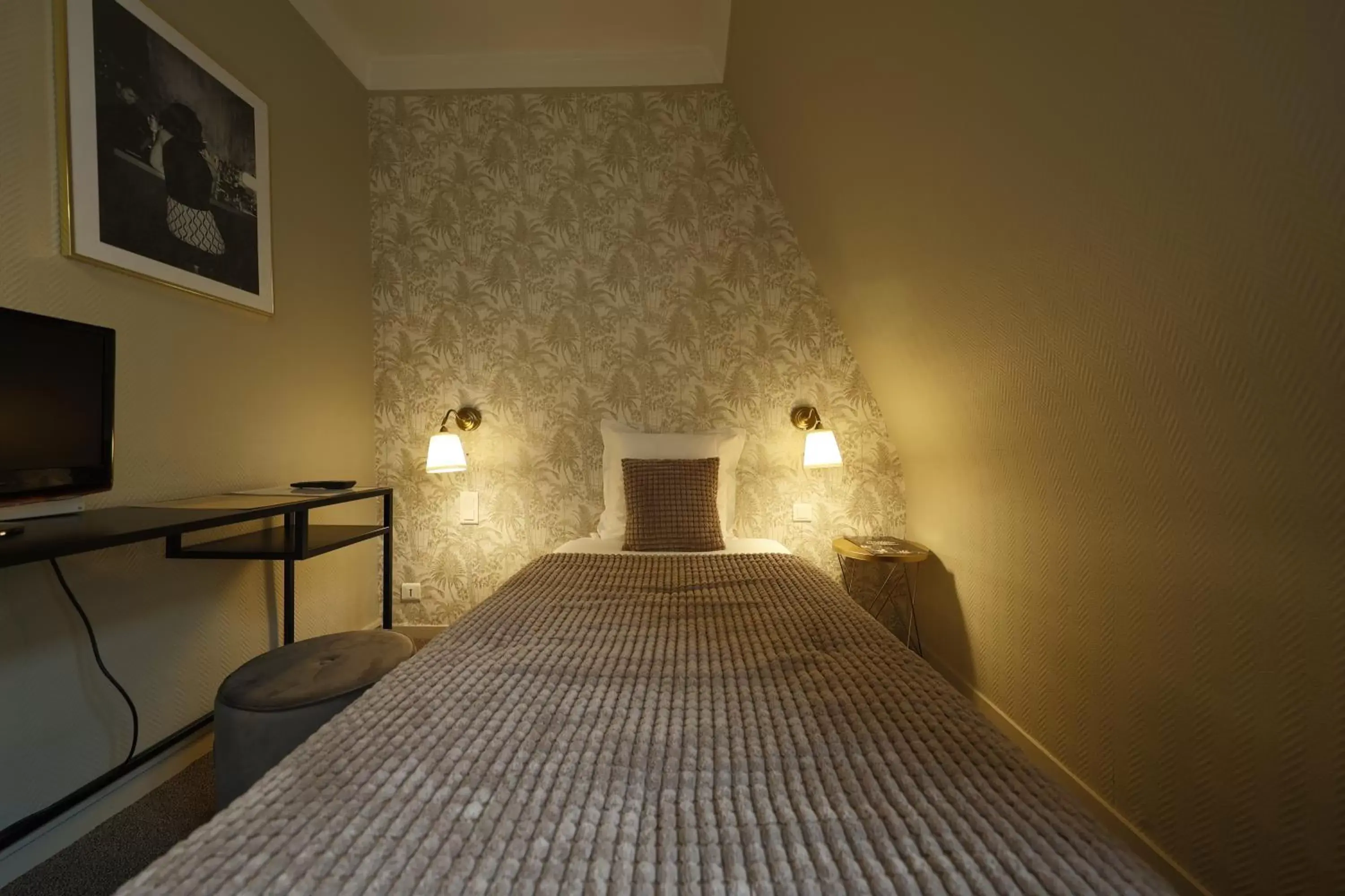 Bedroom, Bed in Hôtel Azur