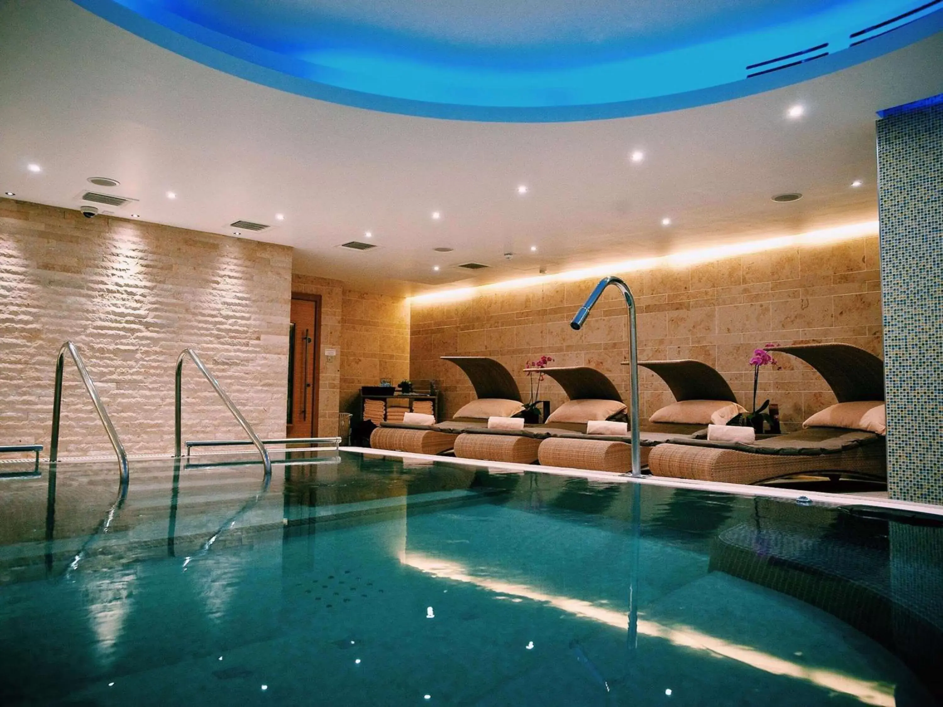 Spa and wellness centre/facilities, Swimming Pool in Sofitel London Heathrow