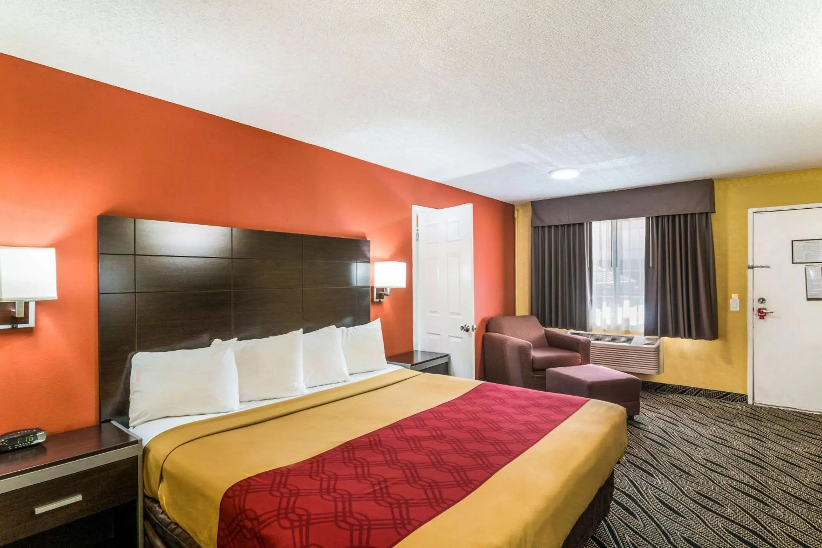 Photo of the whole room, Bed in Econo Lodge Hesperia - Victorville I-15