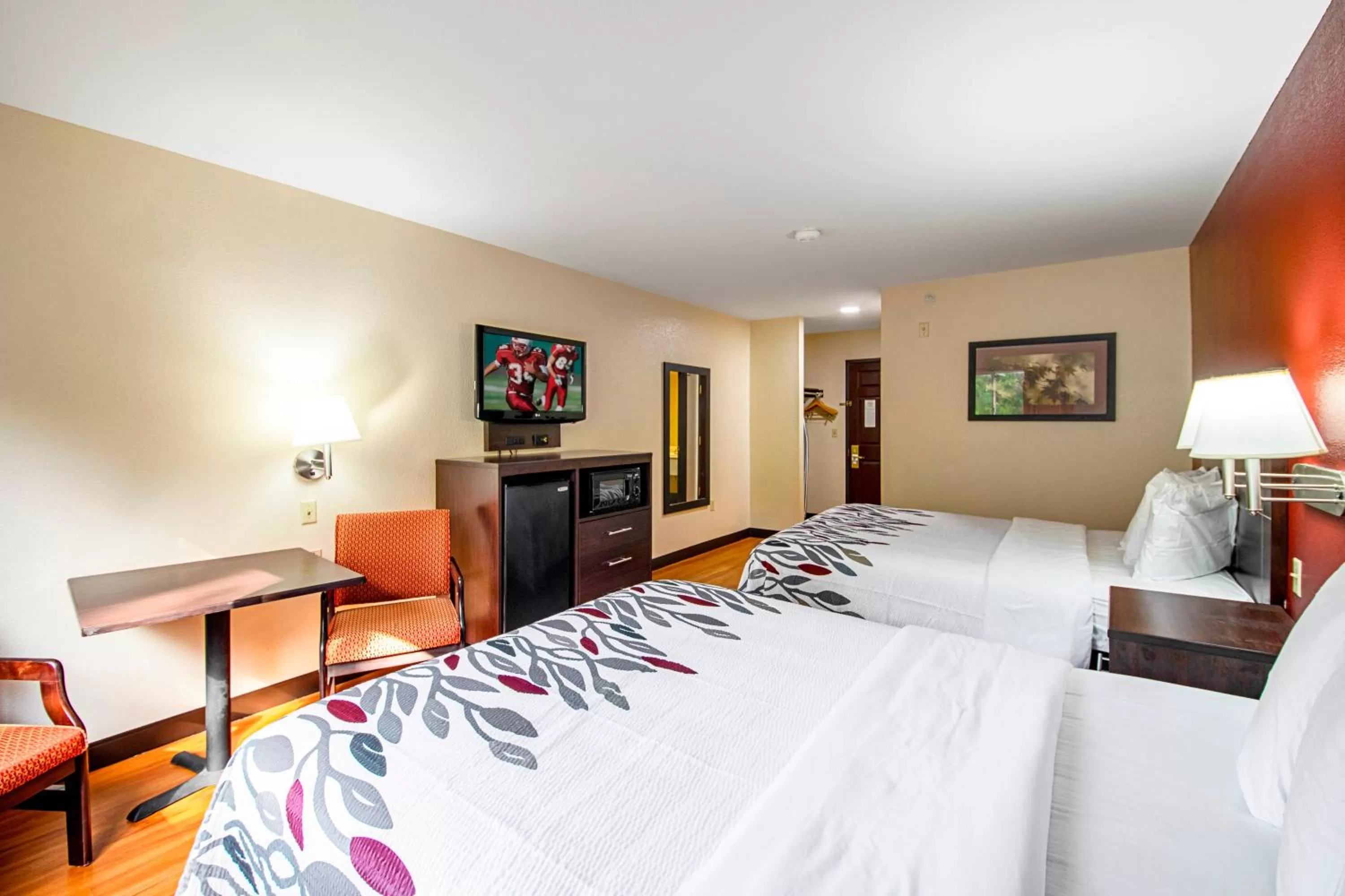 Photo of the whole room, Bed in Red Roof Inn San Marcos