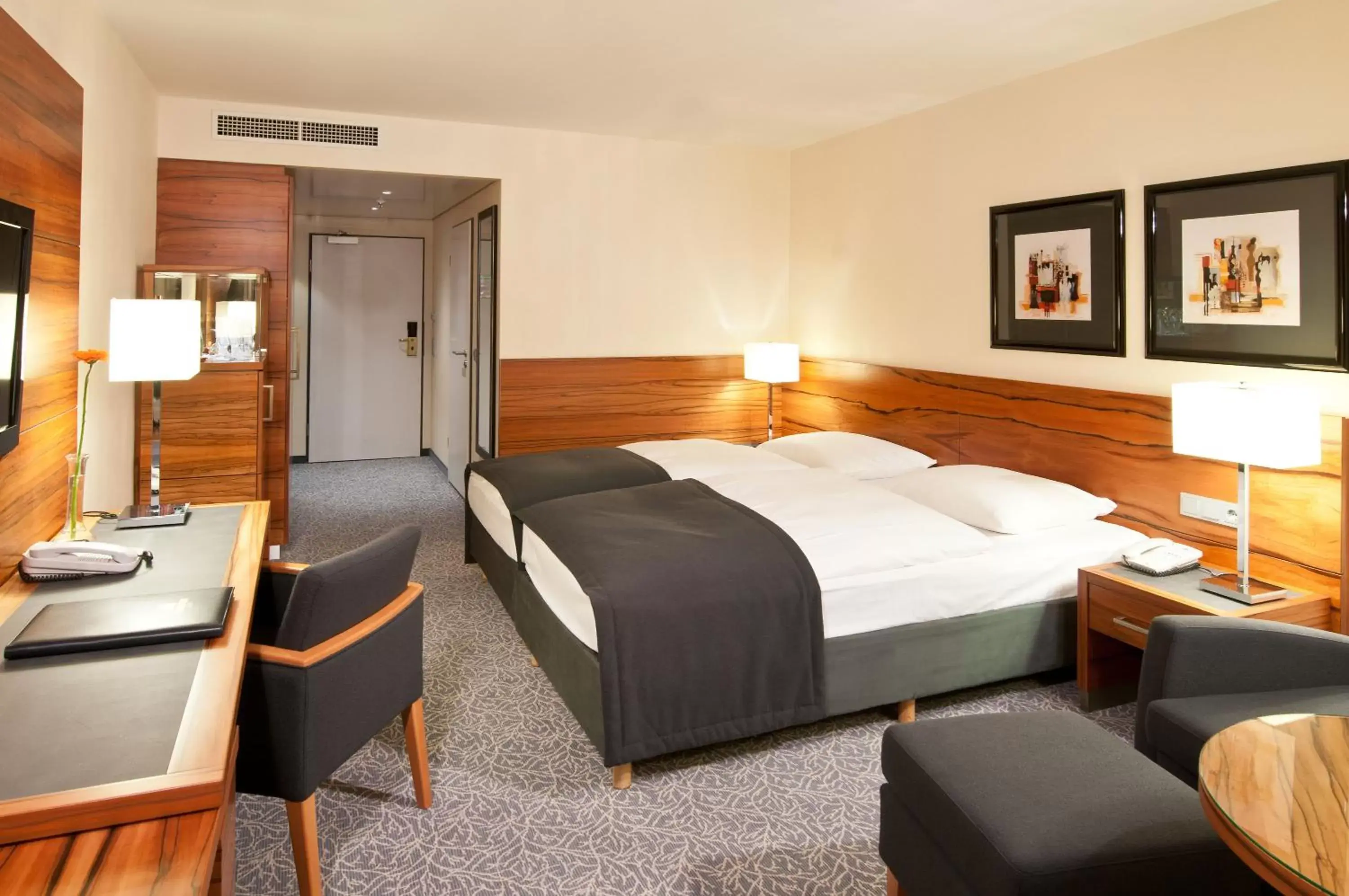 Photo of the whole room, Bed in Maritim Hotel München