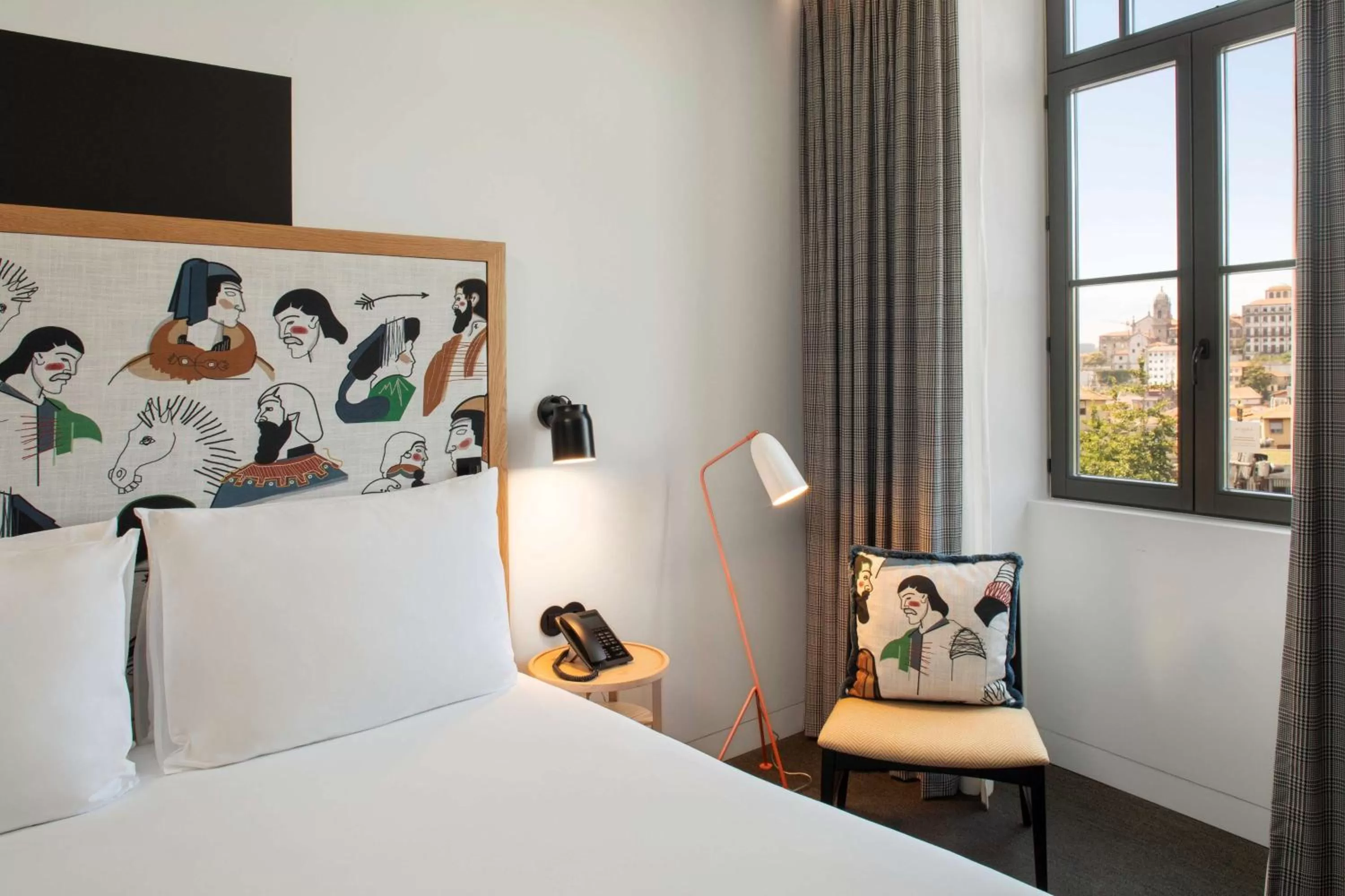 Bed in Se Catedral Hotel Porto, Tapestry Collection By Hilton