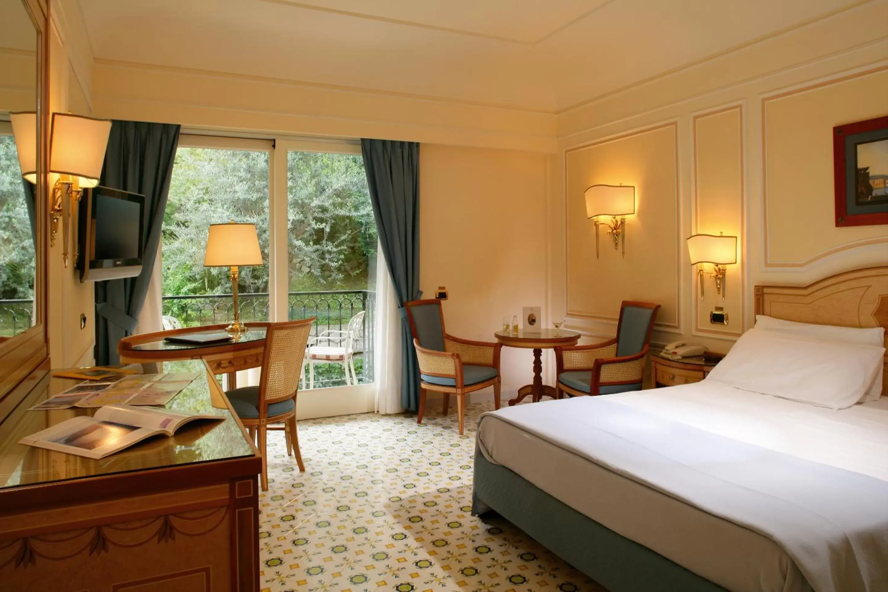 Photo of the whole room in Grand Hotel Capodimonte