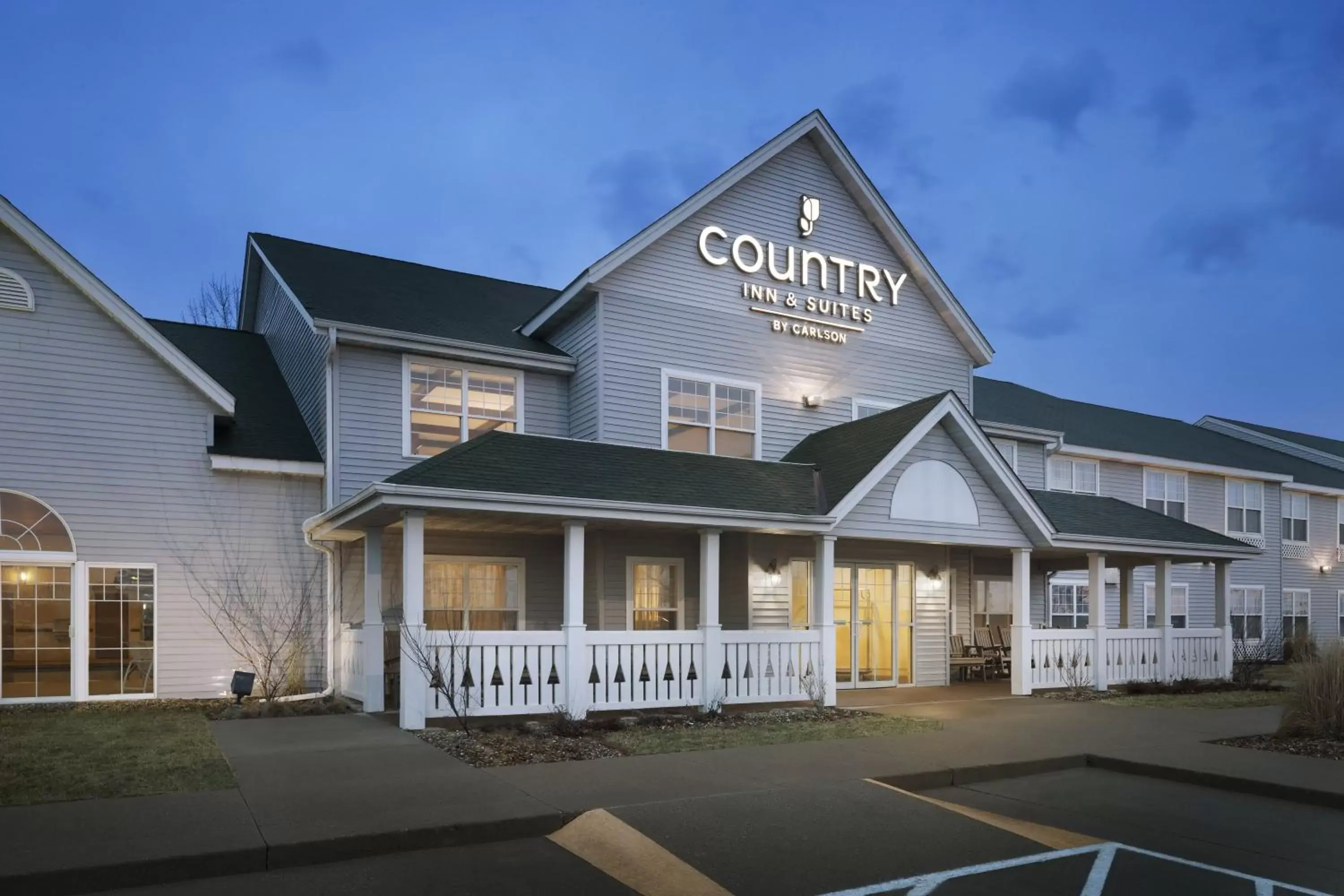 Facade/entrance, Property Building in Country Inn & Suites by Radisson, Grinnell, IA