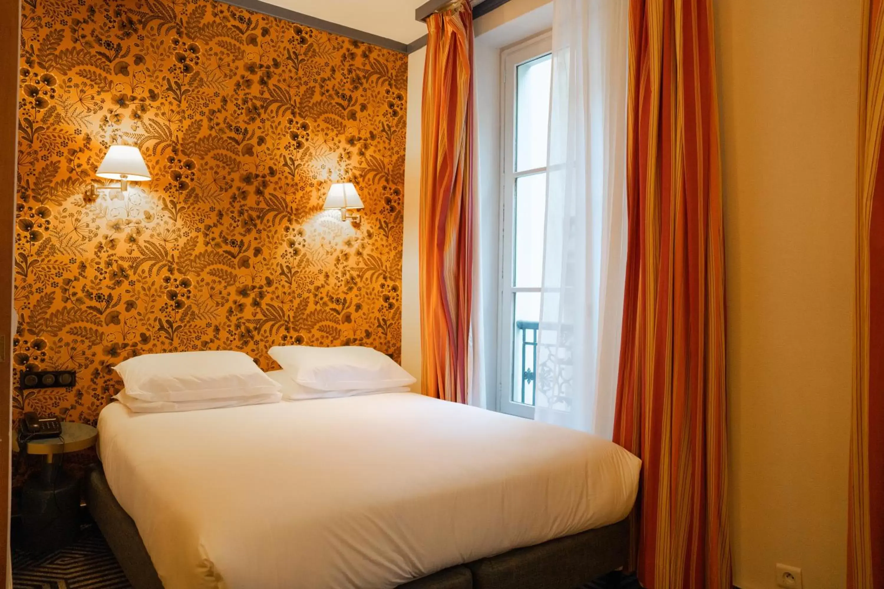 Photo of the whole room, Bed in Hôtel De Fleurie
