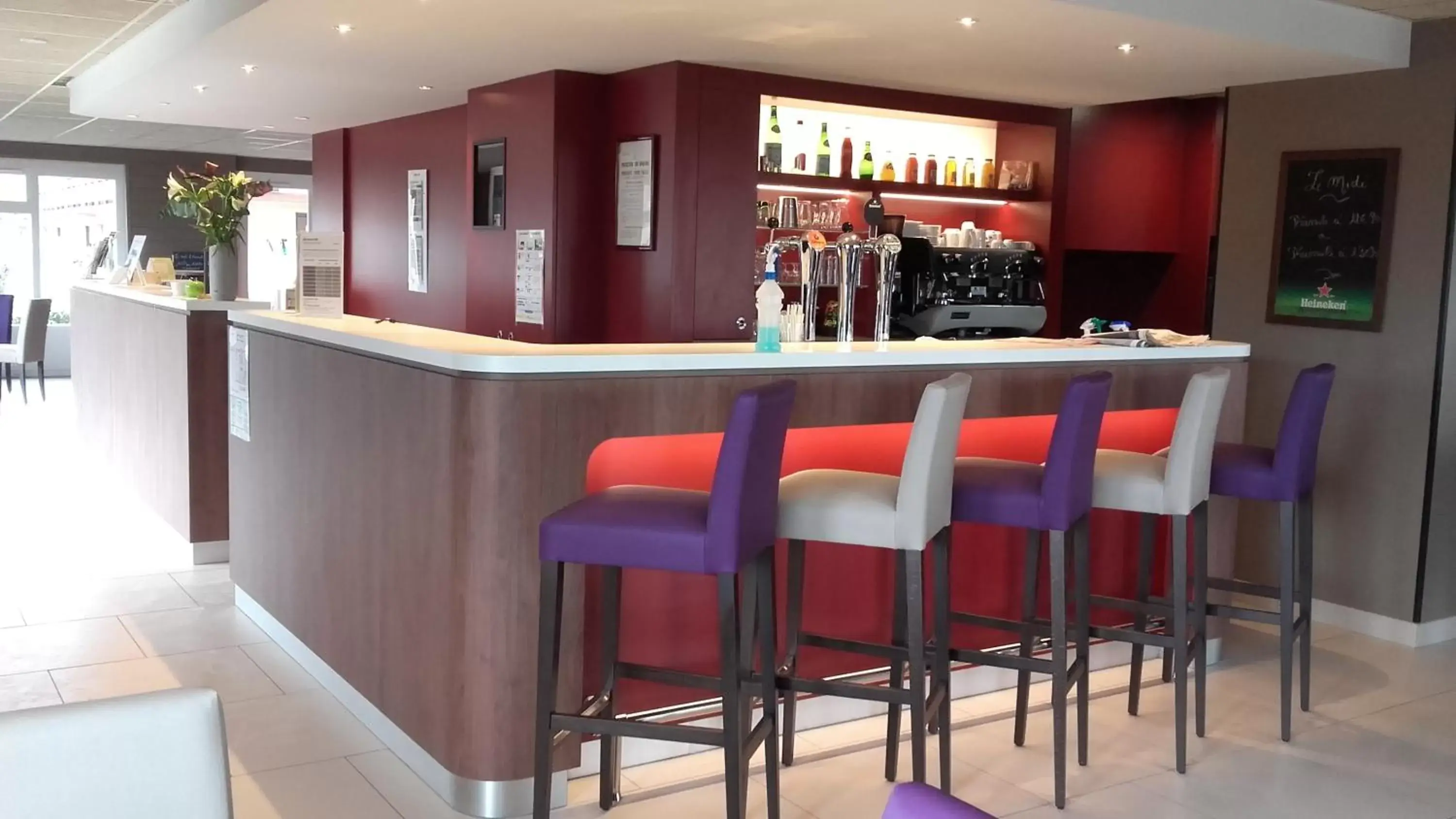 Lounge or bar, Lounge/Bar in Campanile Sablé-Sur-Sarthe Vion