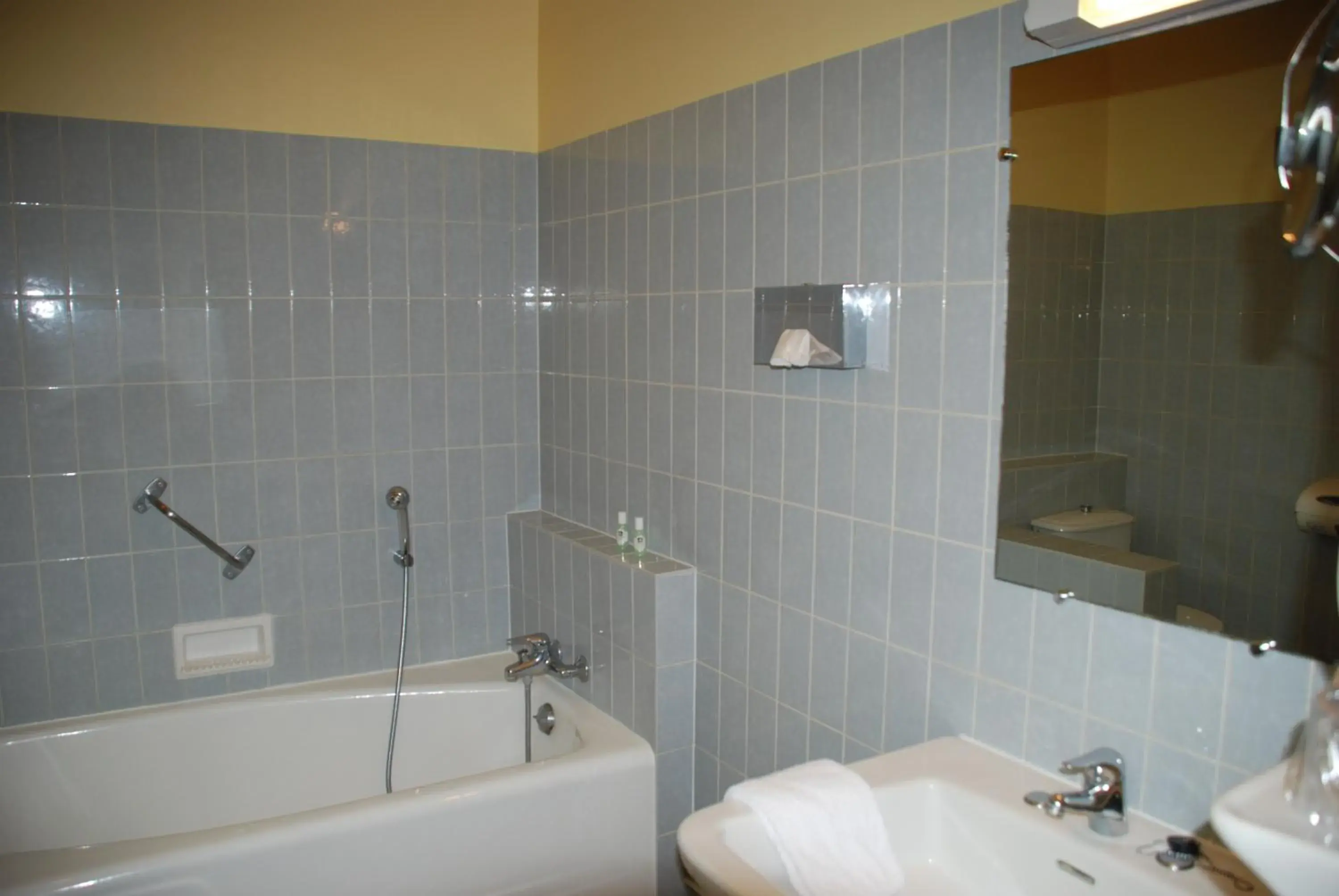 Bathroom in The Originals City, Hotel Cathedrale, Lisieux (Inter-Hotel)