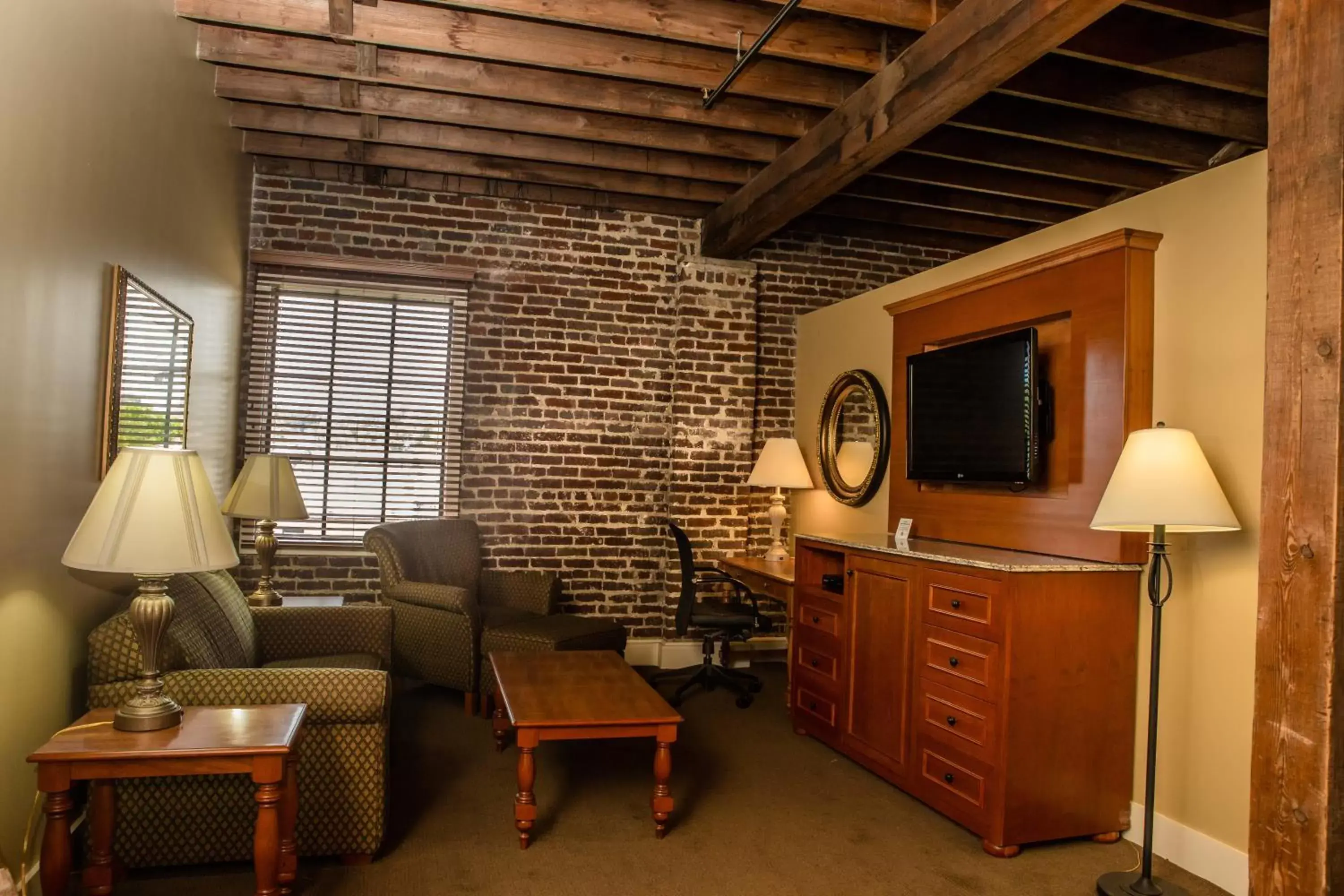 Seating area, TV/Entertainment Center in Jackson Park Inn, Ascend Hotel Collection