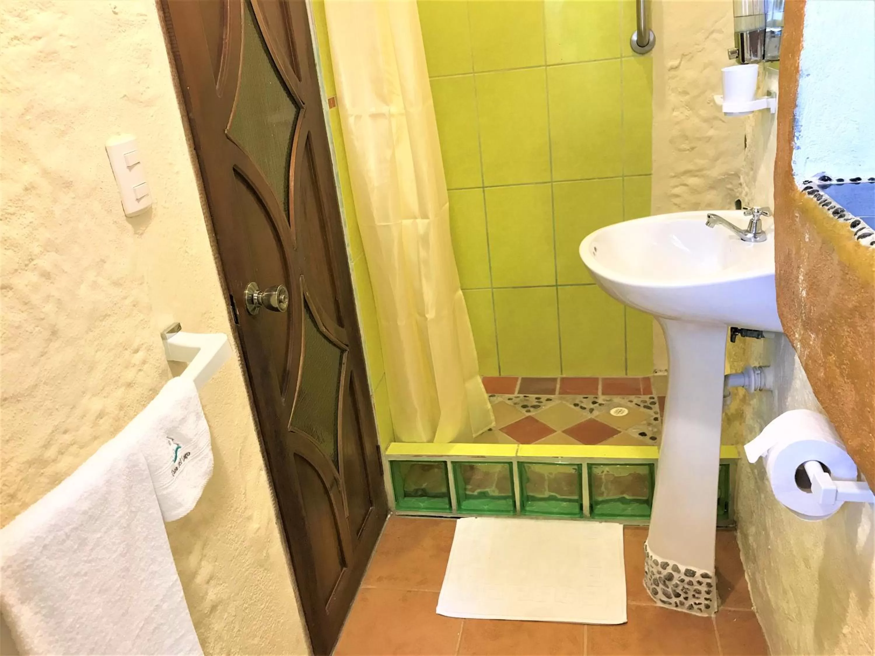 Bathroom in Casa del Lago Lodging House