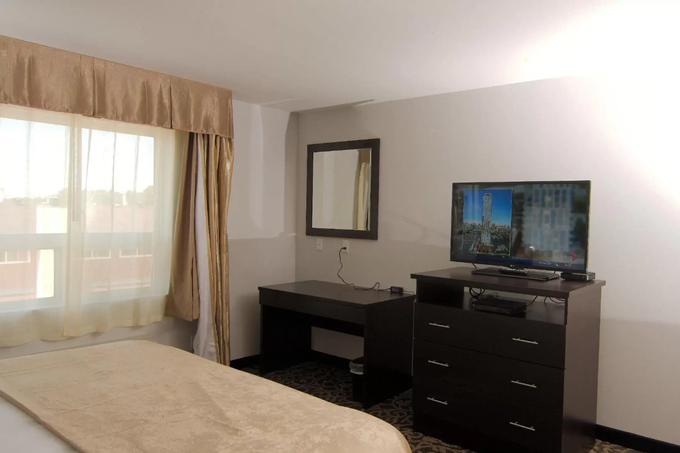 Bed, TV/Entertainment Center in Paradise Inn and Suites Redwater