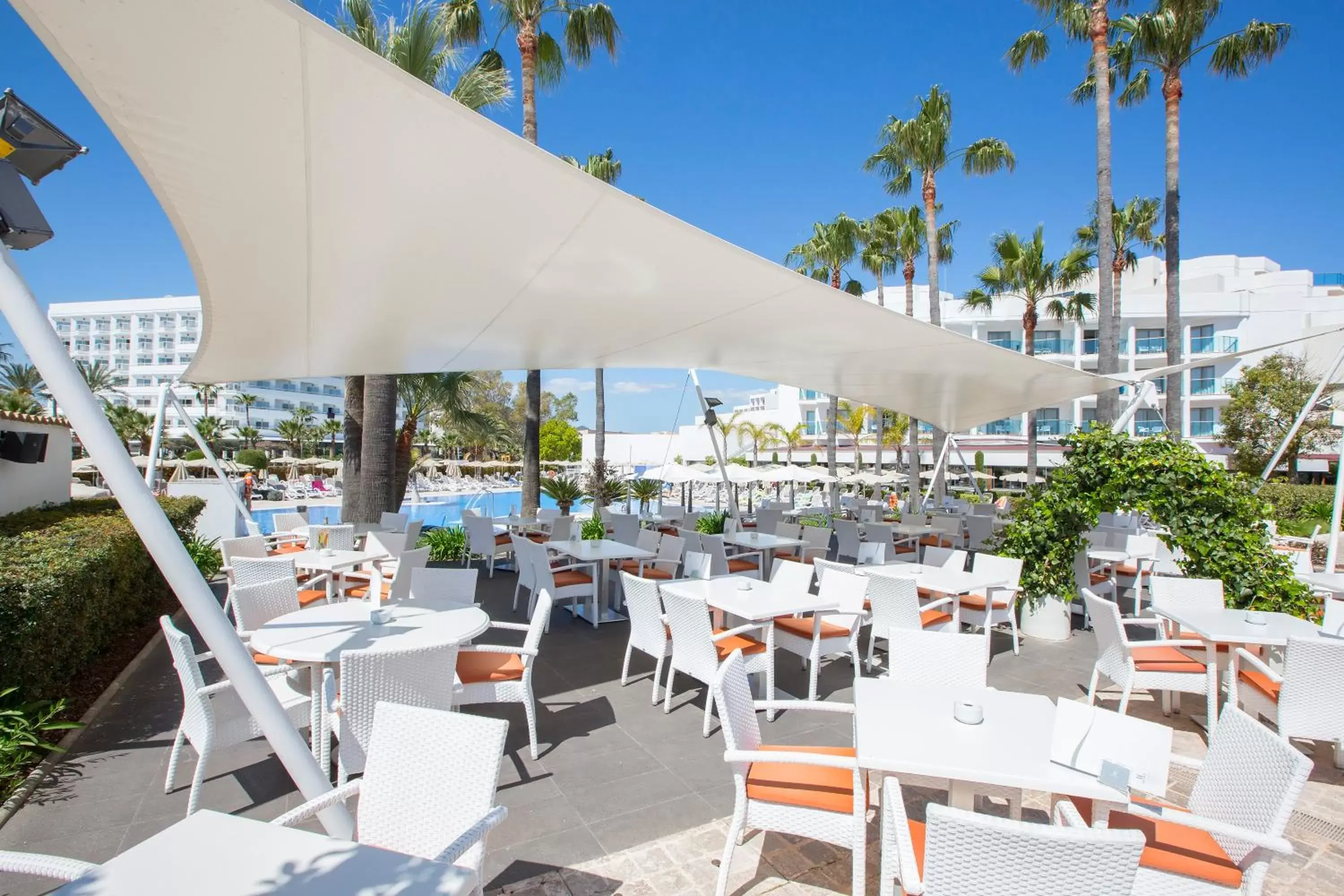 Lounge or bar, Restaurant/Places to Eat in Hipotels Cala Millor Park