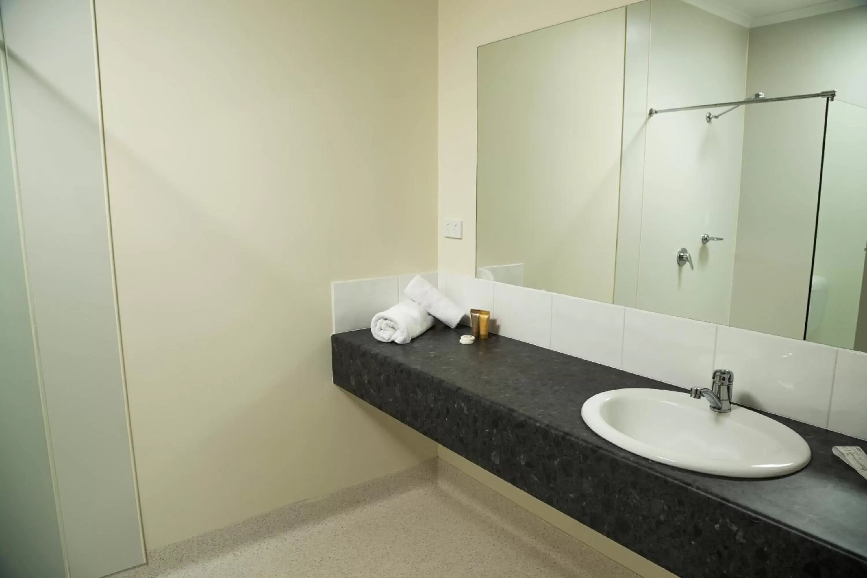 Shower, Bathroom in Heyfield Railway Hotel