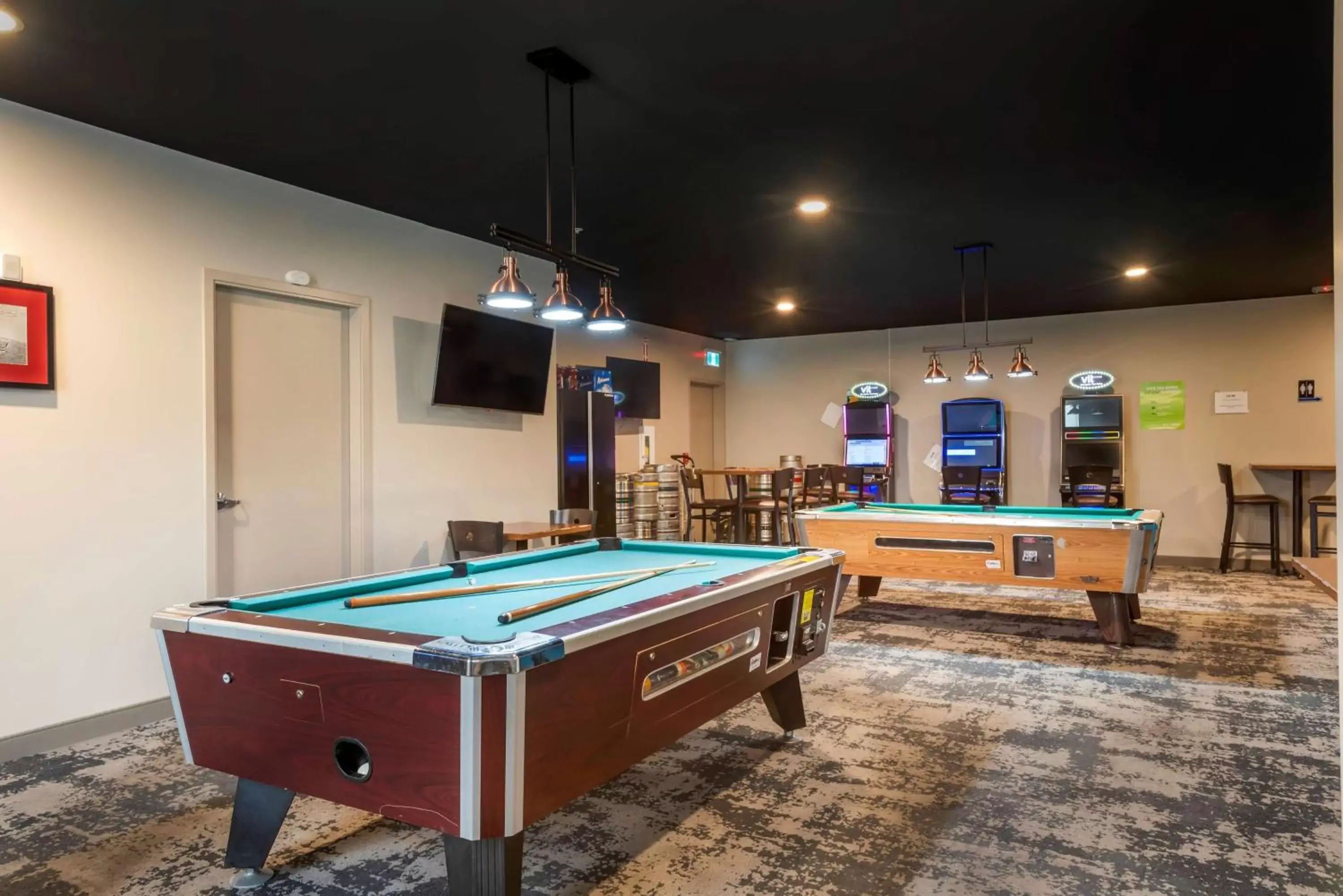 Lounge or bar, Billiards in Best Western Premier Executive Residency Medicine Hat