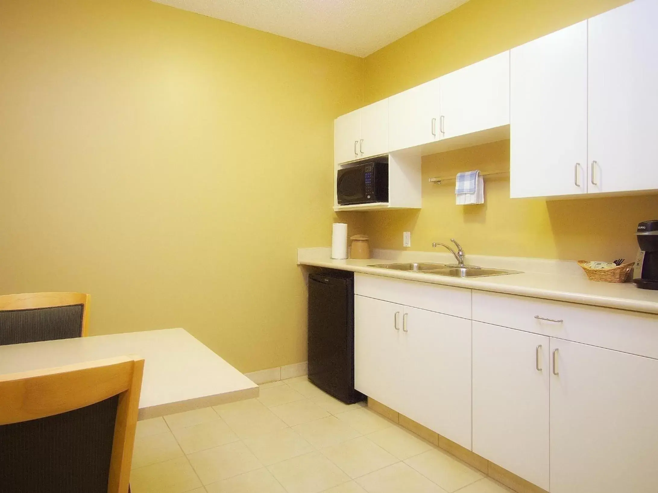 Kitchen or kitchenette, Kitchen/Kitchenette in BCMInns - Hinton