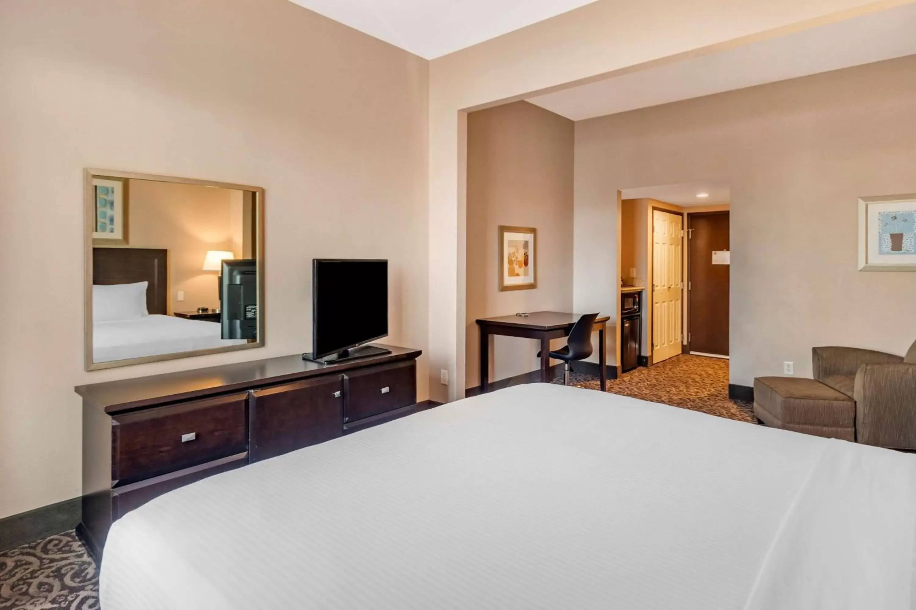 Photo of the whole room, Bed in Best Western Plus Las Vegas South Henderson