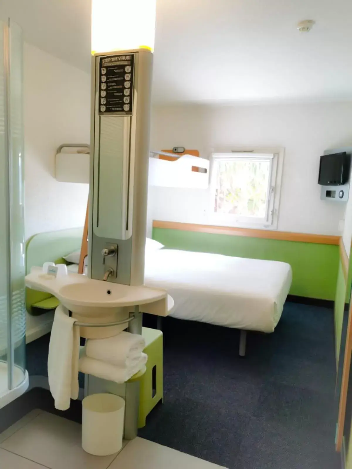 Standard Triple Room (Nonsmoking) in Ecomotel Grayston previously known as SUN1 Wynberg Standard Triple Room (Nonsmoking) in Ecomotel Grayston previously known as SUN1 Wynberg