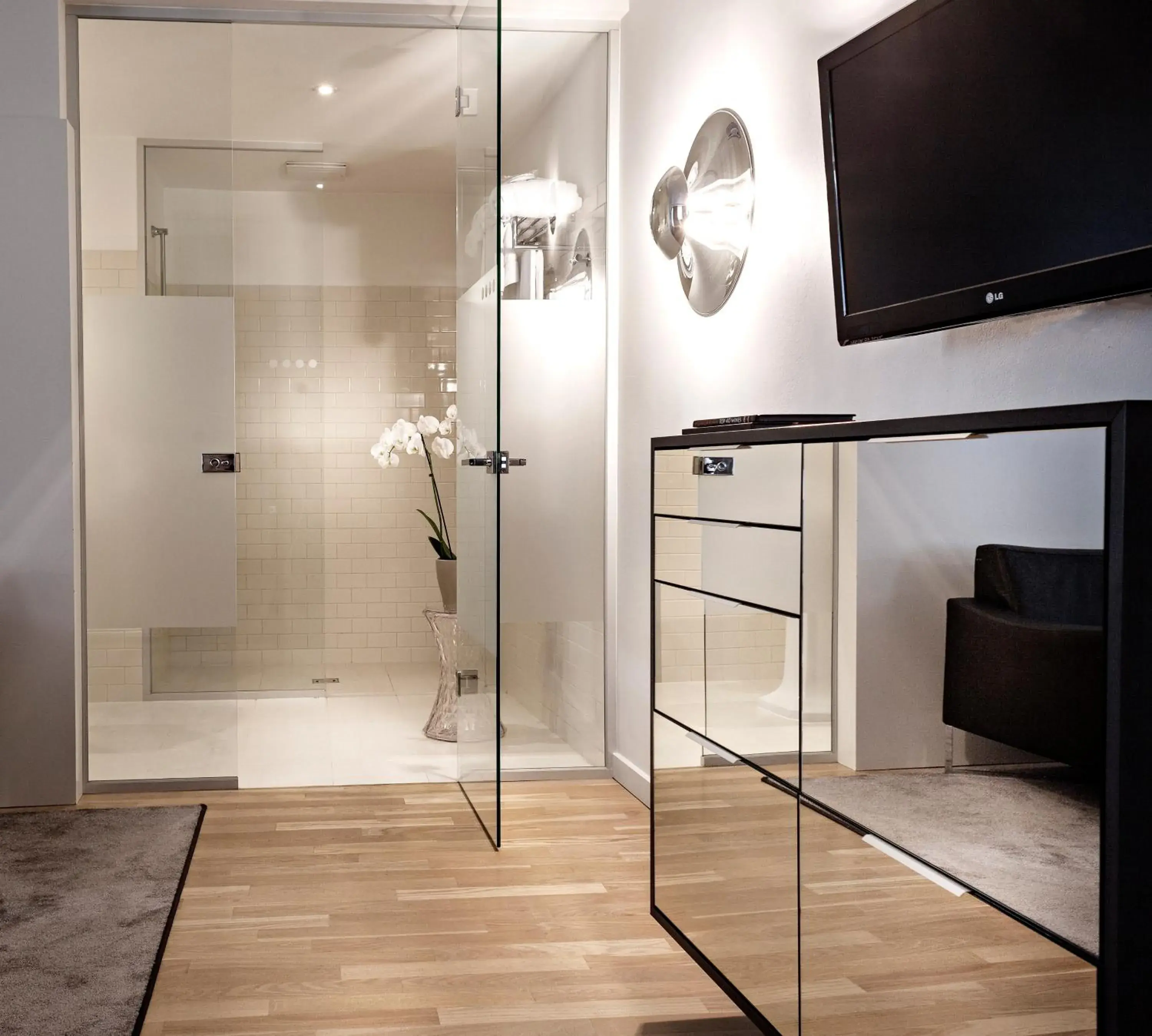 Shower, TV/Entertainment Center in Casati Hotel - Adults Only