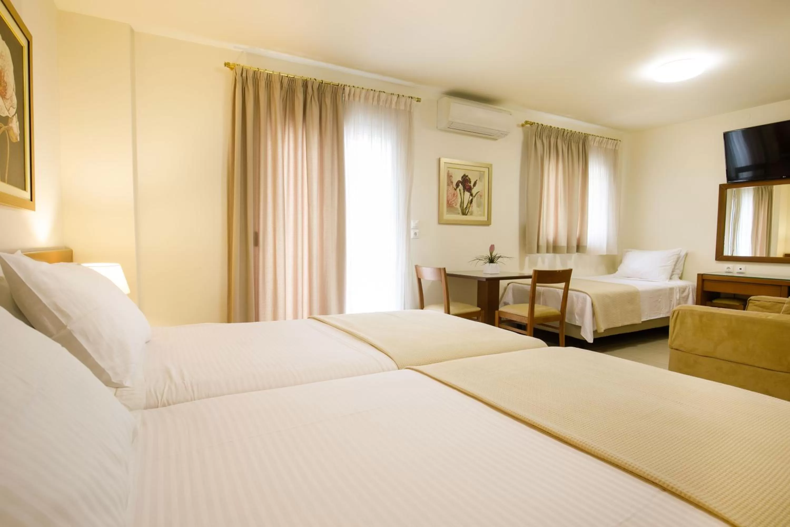 Bed in Hotel ΑΤΗΙΝΑ