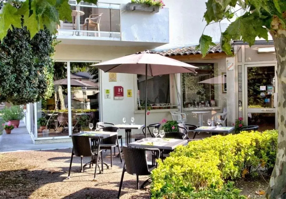 Property building, Restaurant/Places to Eat in Hôtel Restaurant PLATANES