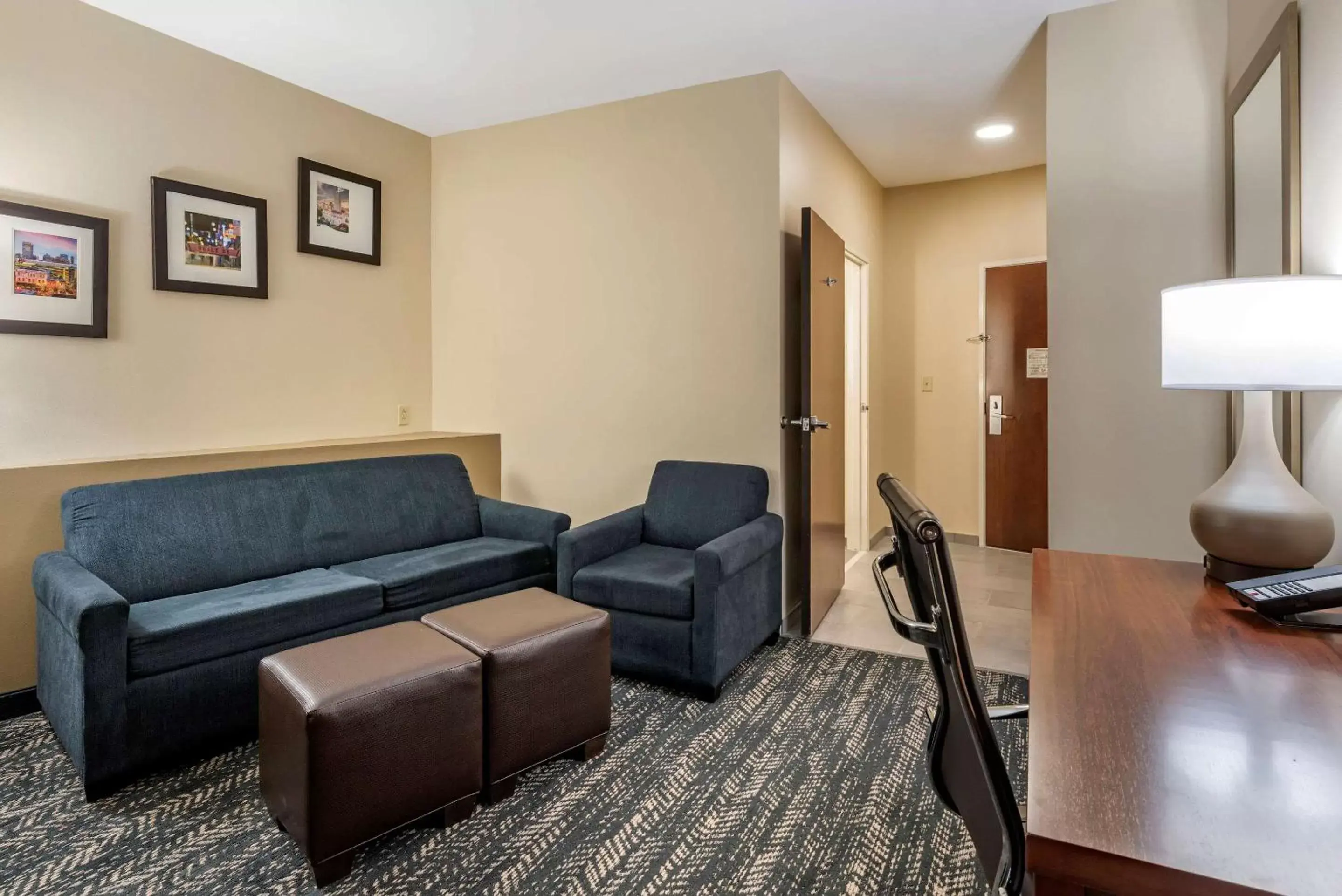 Photo of the whole room, Seating Area in Comfort Suites West Memphis I-40 I-55