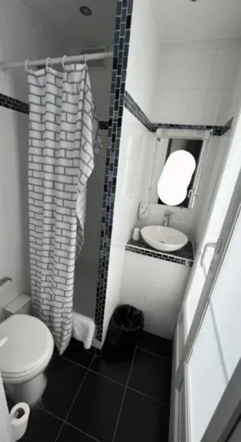 Bathroom in Hotel Celtic