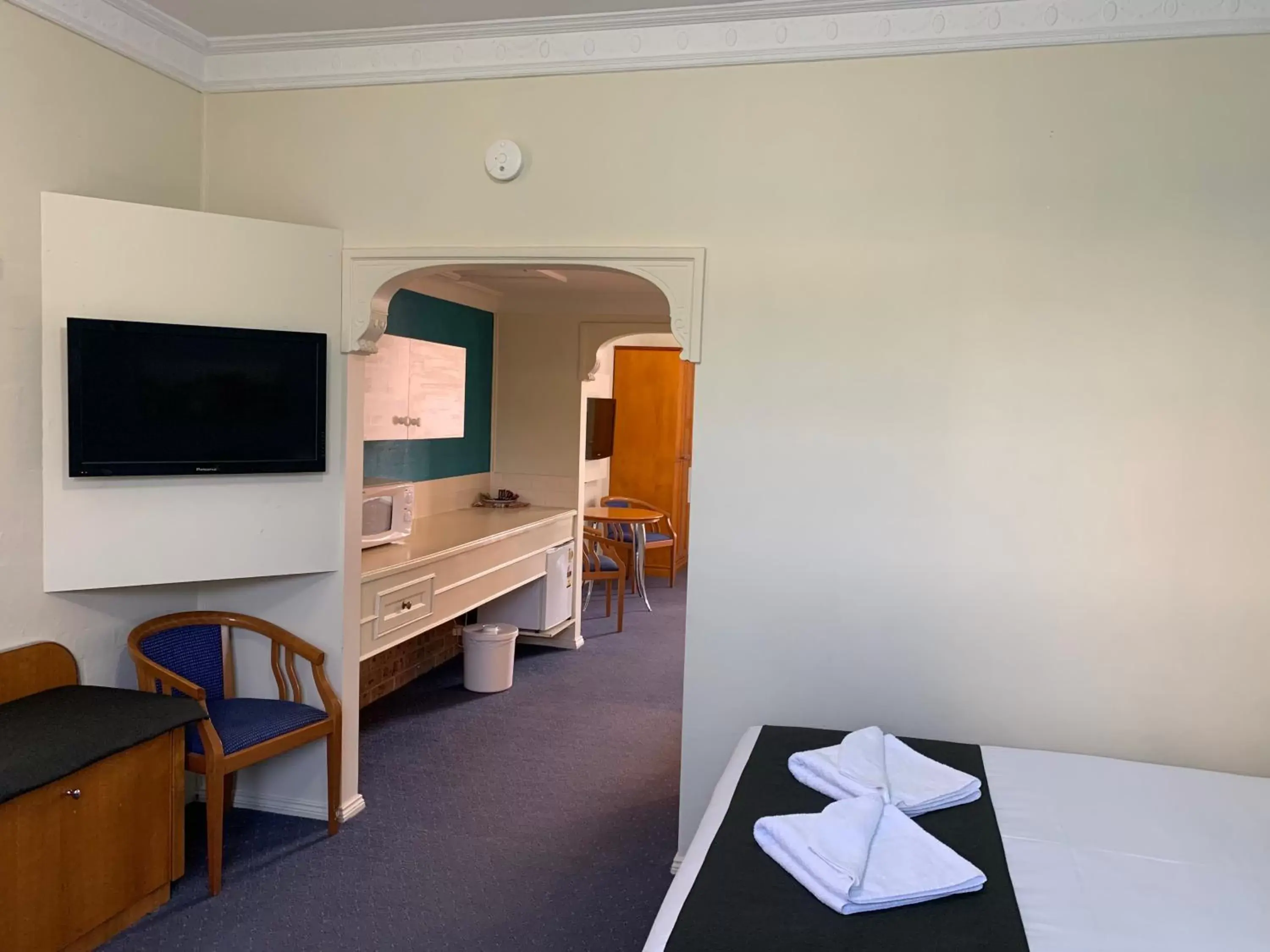 Kitchen or kitchenette, TV/Entertainment Center in Heritage Motor Inn Goulburn