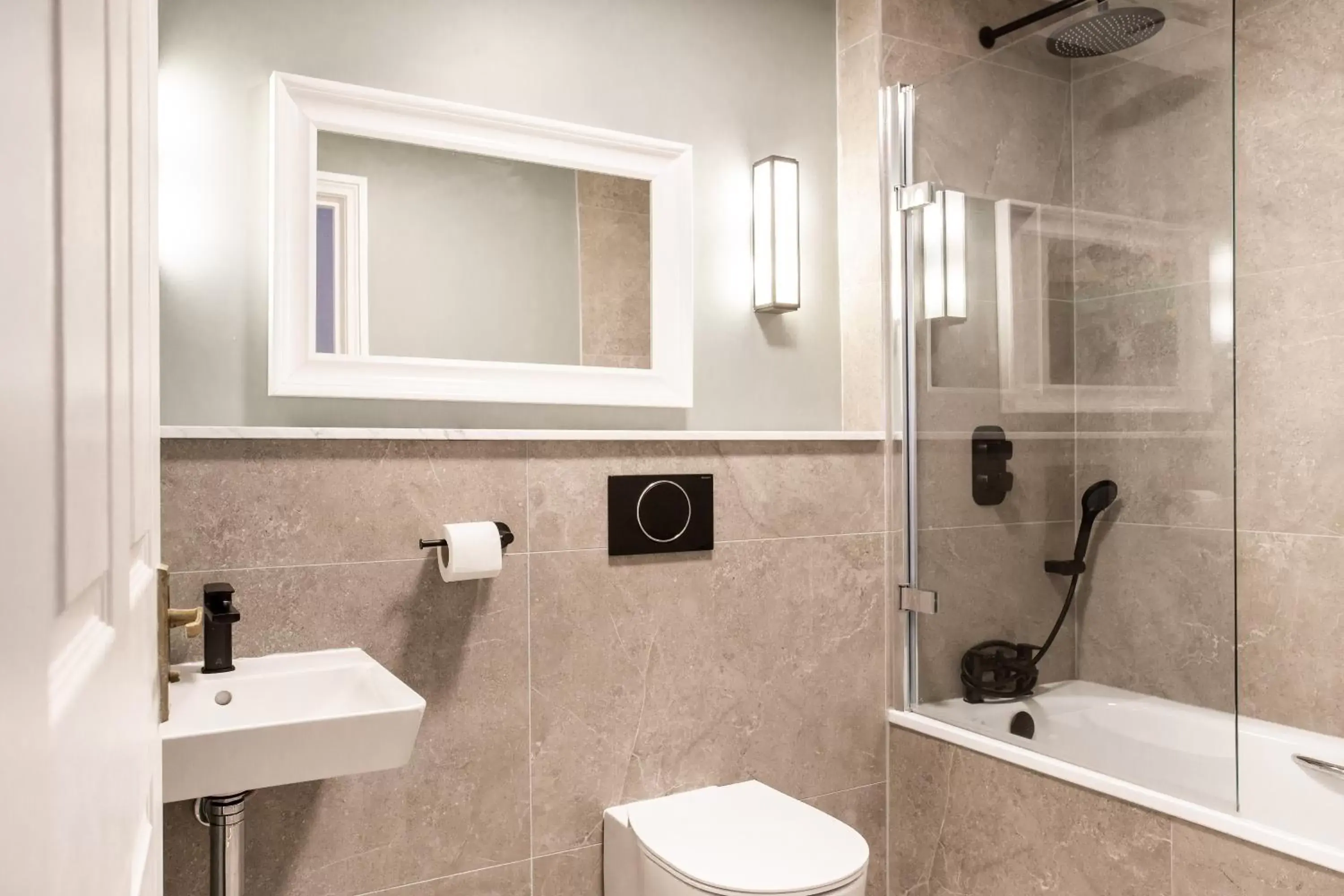 Bathroom in Ivanhoe Inn and Hotel