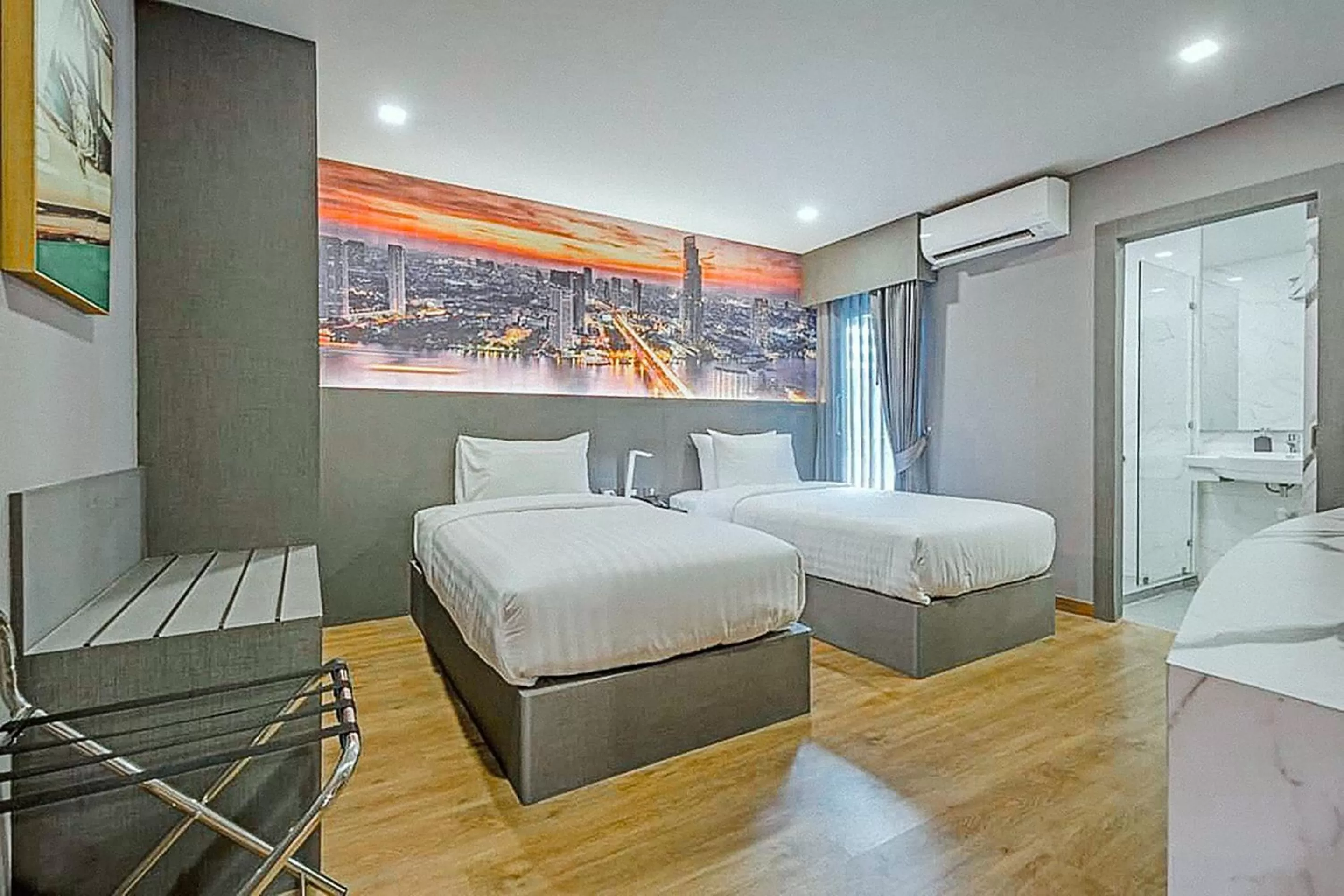 Photo of the whole room, Bed in Hyde Park Hotel Bangkok