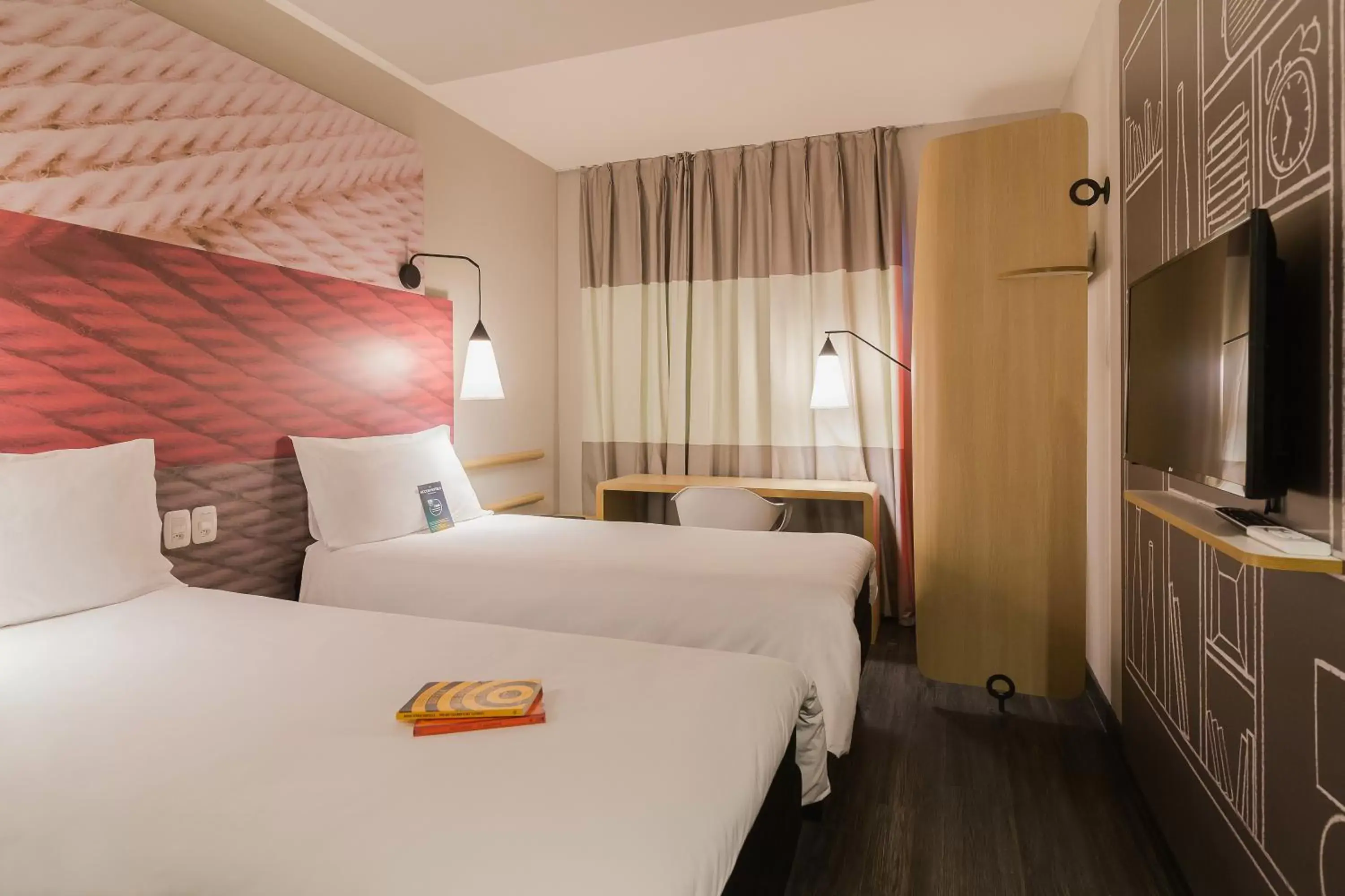 Photo of the whole room, Bed in ibis Erechim