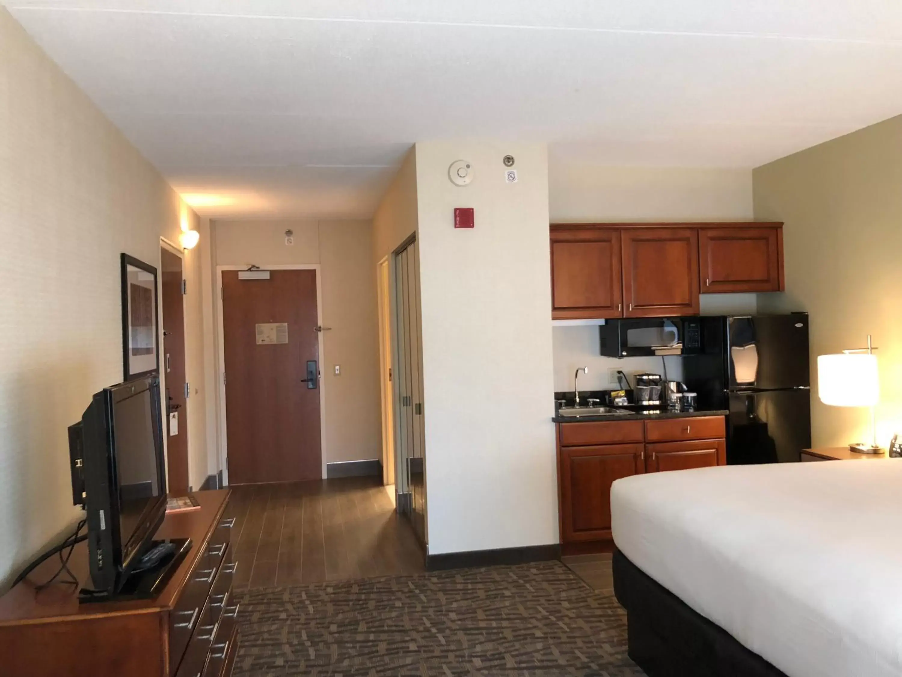 Coffee/tea facilities, Kitchen/Kitchenette in Wyndham Garden Buffalo Downtown