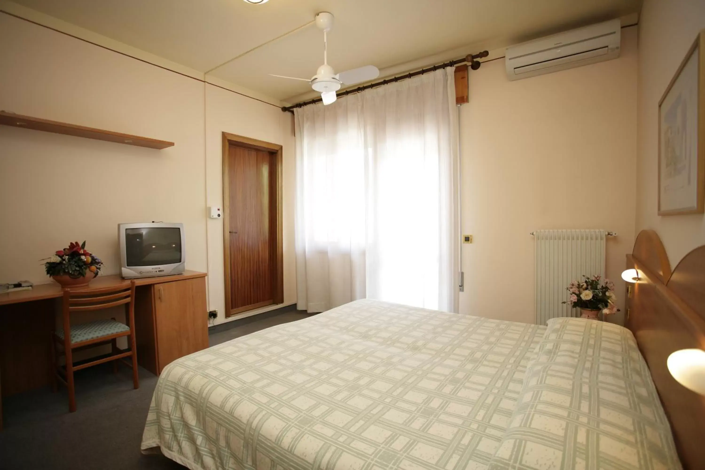 Bedroom, Bed in Hotel Ezzelino