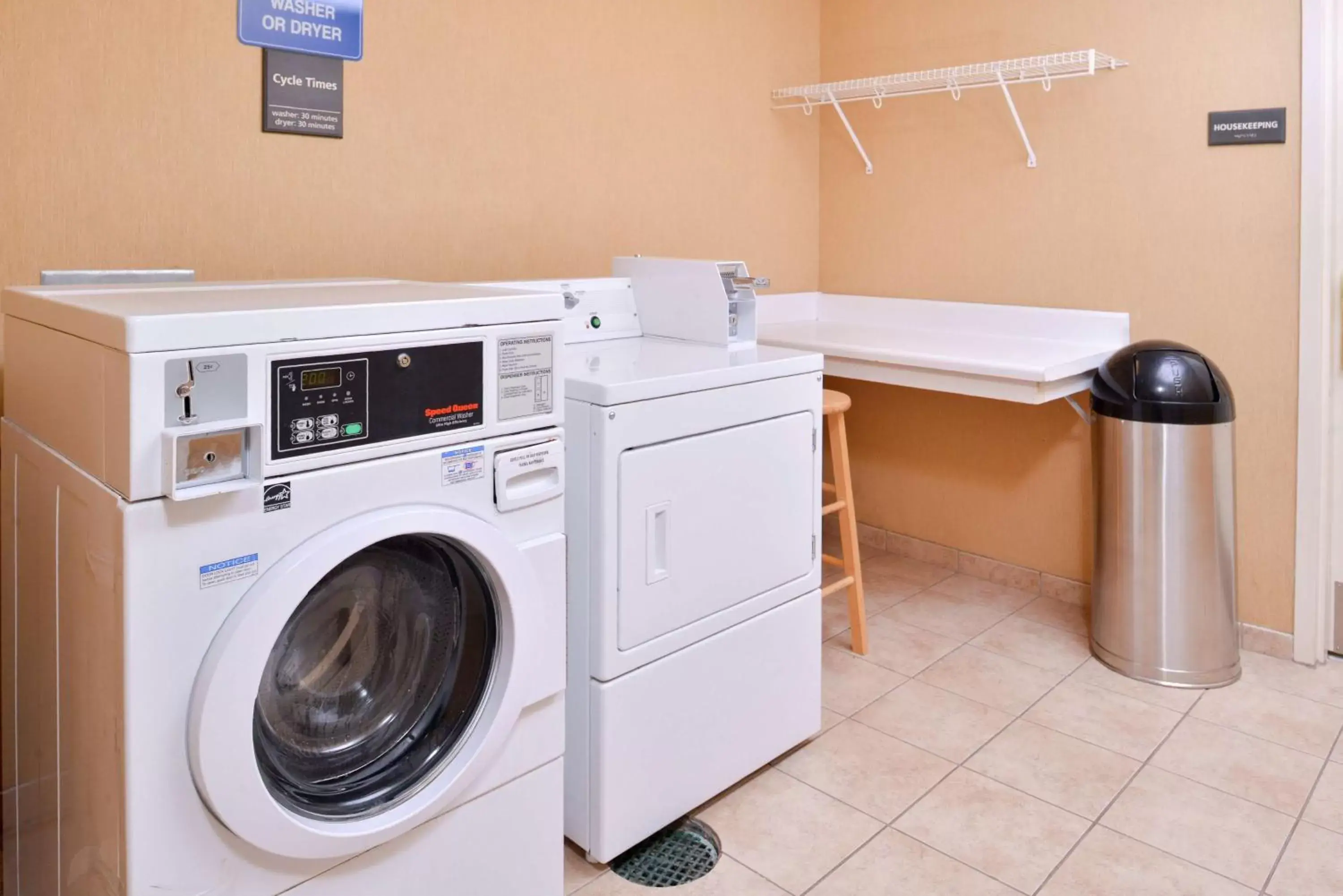 Property building in Hampton Inn Jackson-College Avenue Property building in Hampton Inn Jackson-College Avenue