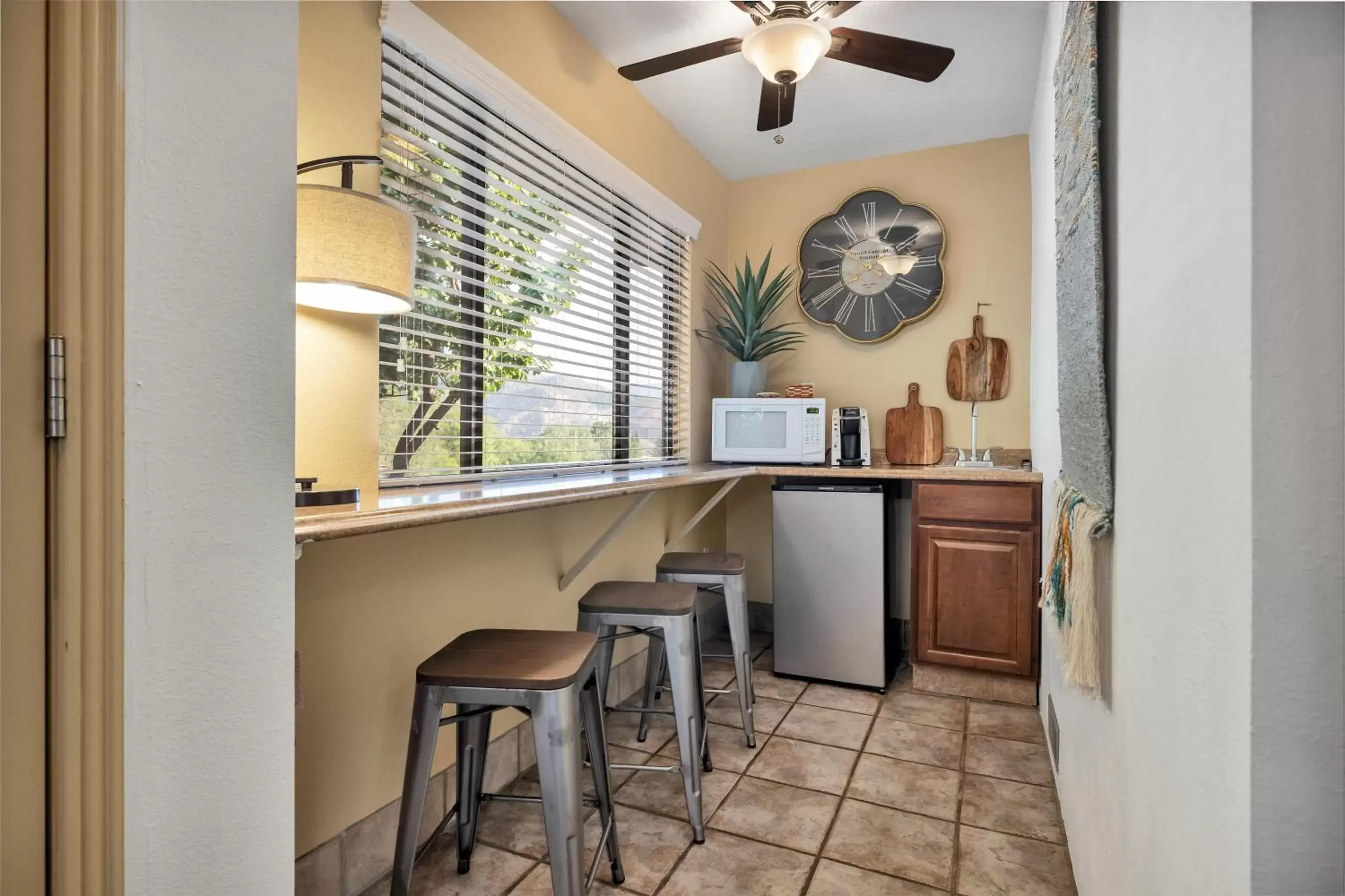 Kitchen/Kitchenette in Red Rock Inn Cottages