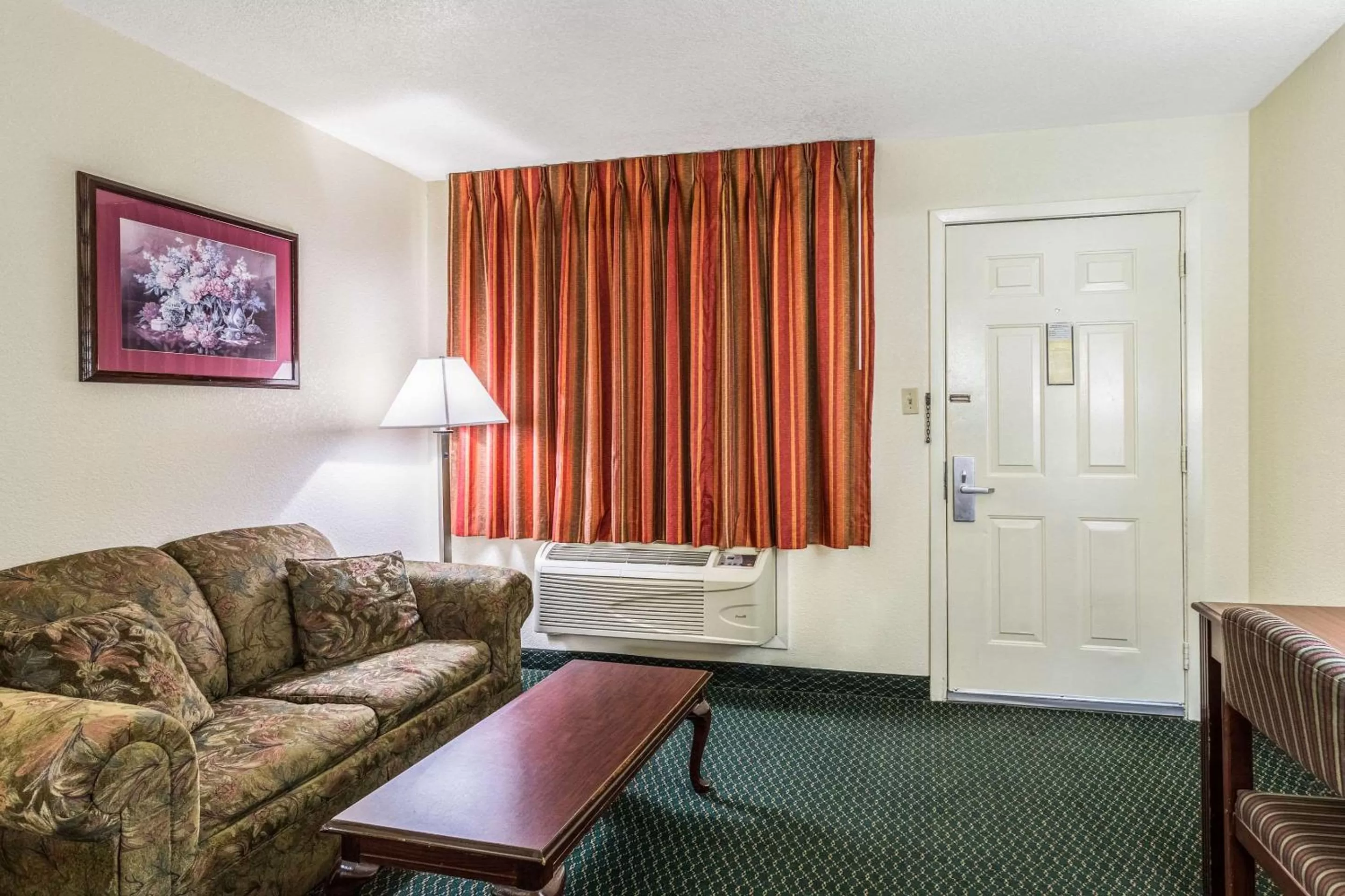 King Suite - Smoking in Econo Lodge & Suites Brinkley