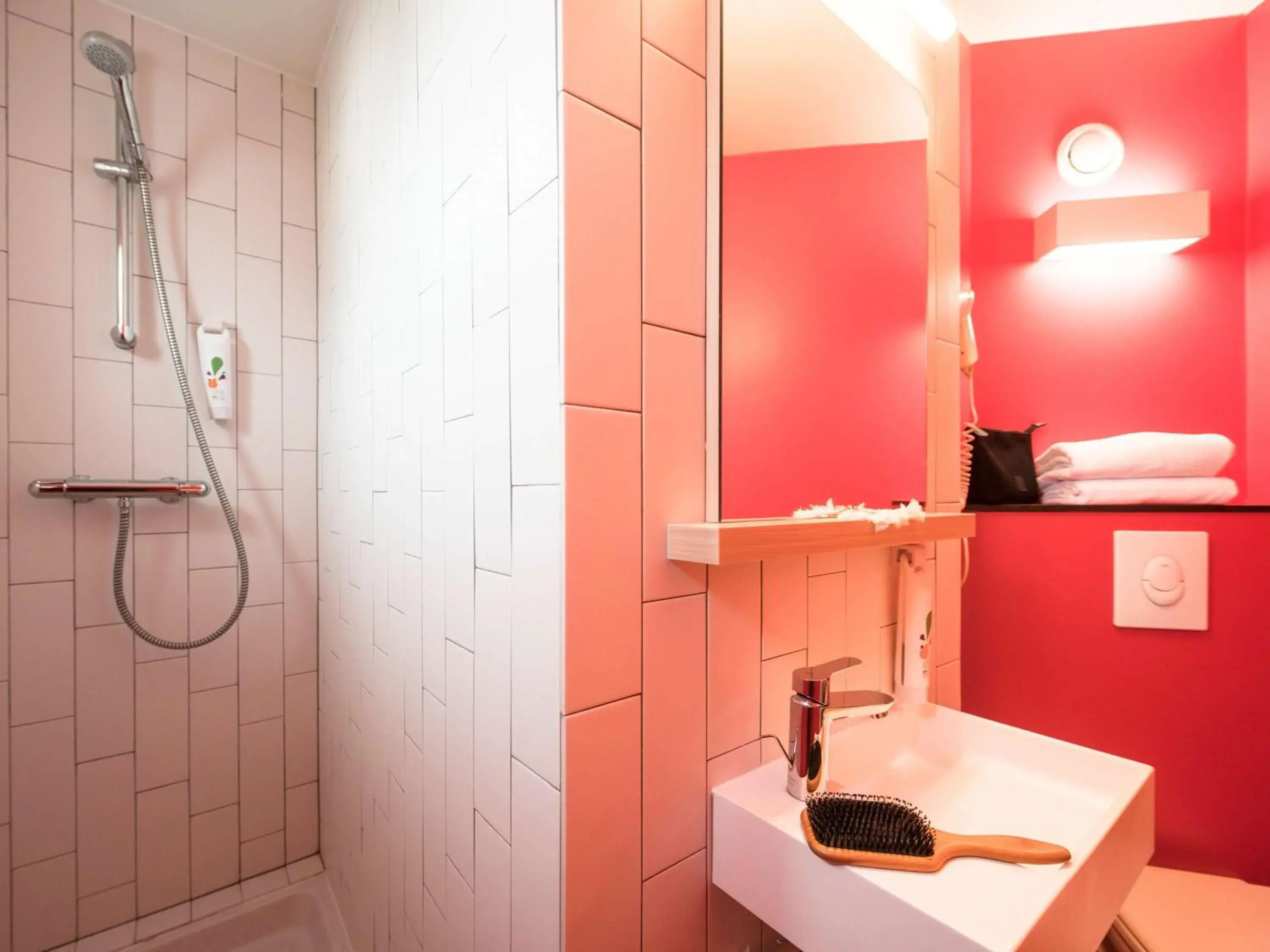 Photo of the whole room, Bathroom in ibis Styles Vichy Centre